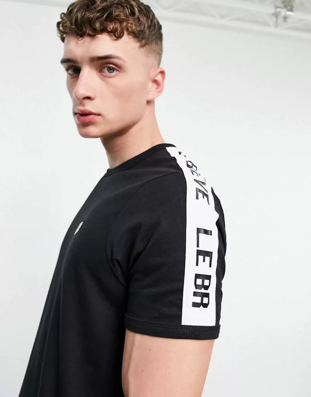 Le Breve – Lässiges T-Shirt in Schwarz mit weißem Logoband, Kombiteil günstig online kaufen
