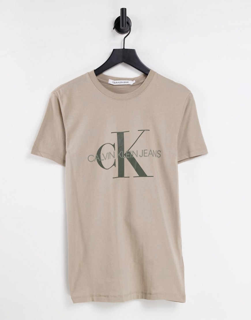 Calvin Klein Jeans – T-Shirt mit Monogramm-Logo in Stein-Neutral günstig online kaufen