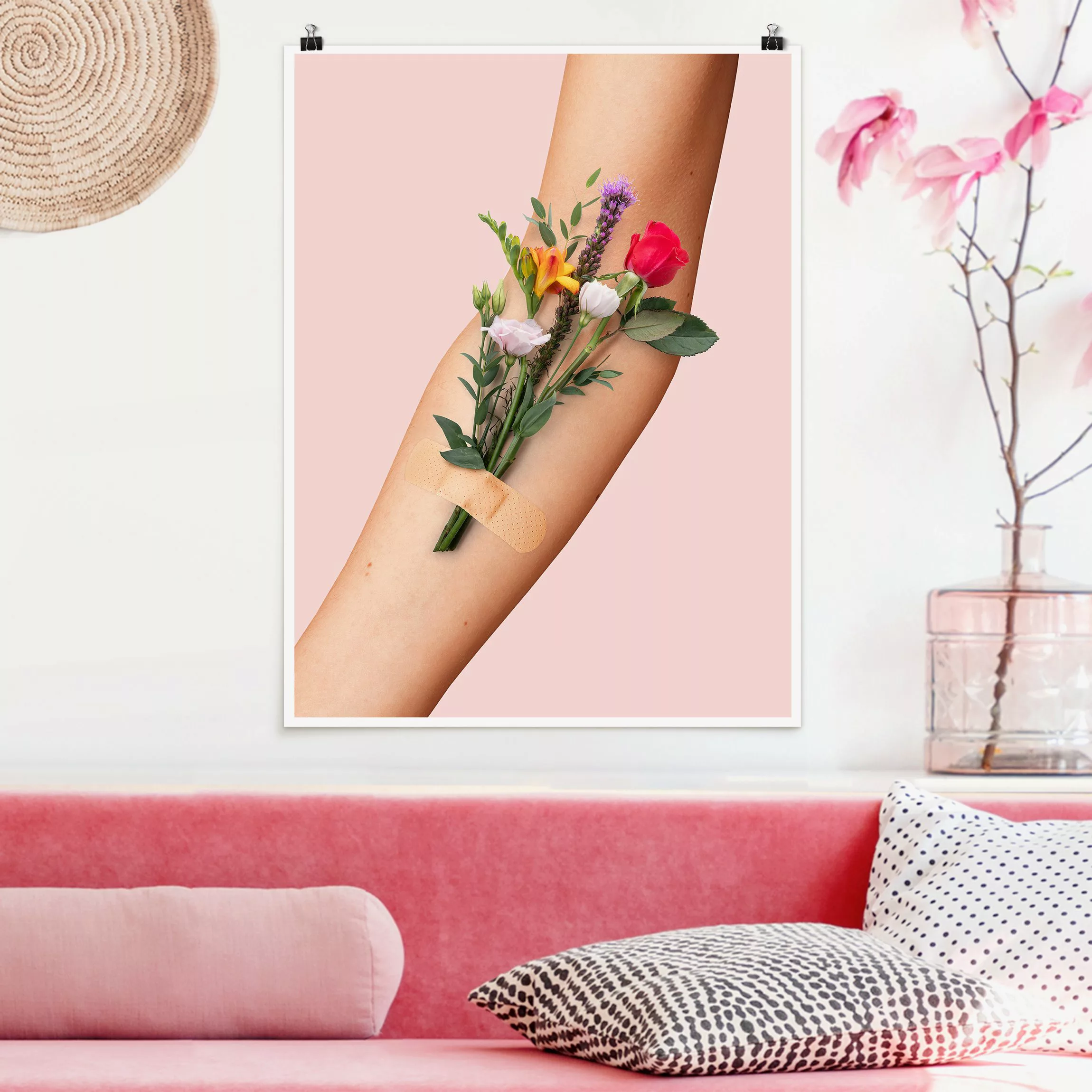 Poster Blumen - Hochformat Arm mit Blumen günstig online kaufen