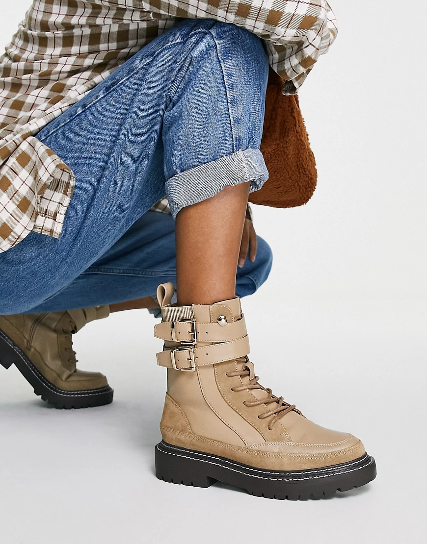 River Island – Flacher Stiefel mit doppeltem Riemen in Beige-Neutral günstig online kaufen