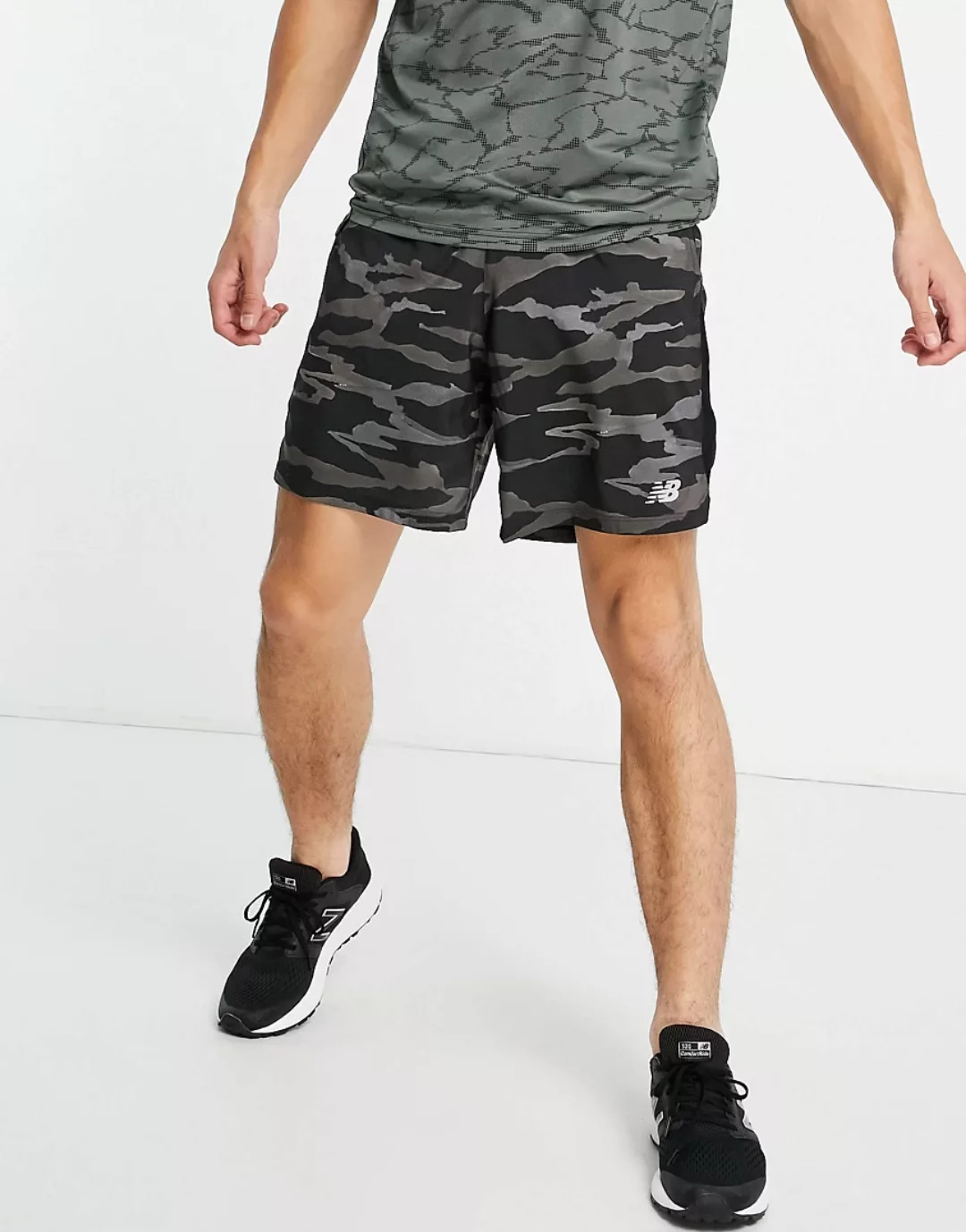 New Balance – Accelerate – Shorts mit grauem Military-Muster-Schwarz günstig online kaufen