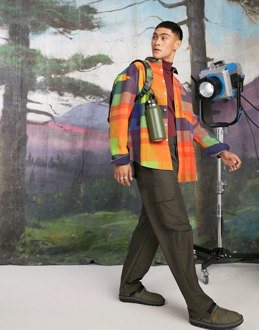 ASOS DESIGN – Kariertes Oversize-Hemd aus Fleece in Regenbogenfarben im Sti günstig online kaufen