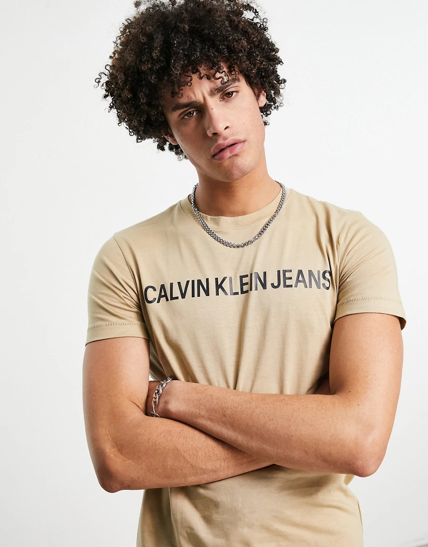 Calvin Klein Jeans – Schmal geschnittenes T-Shirt in Stein mit Logo-Schrift günstig online kaufen