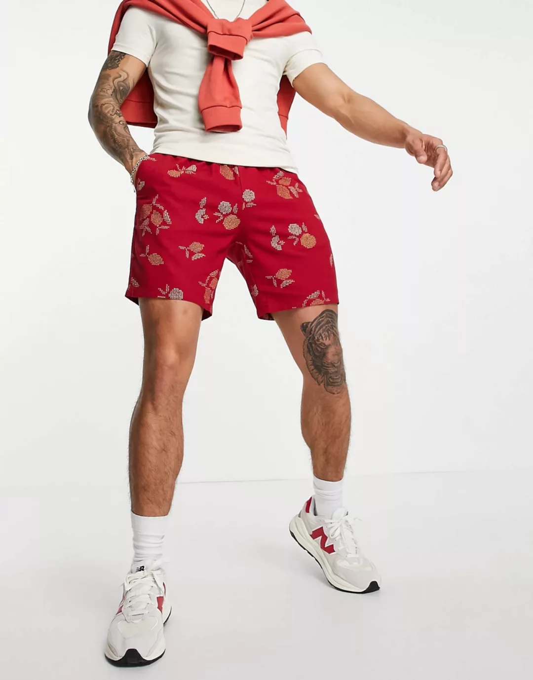ASOS DESIGN – Schmale Shorts aus Leinenmischung mit besticktem Muster-Rot günstig online kaufen