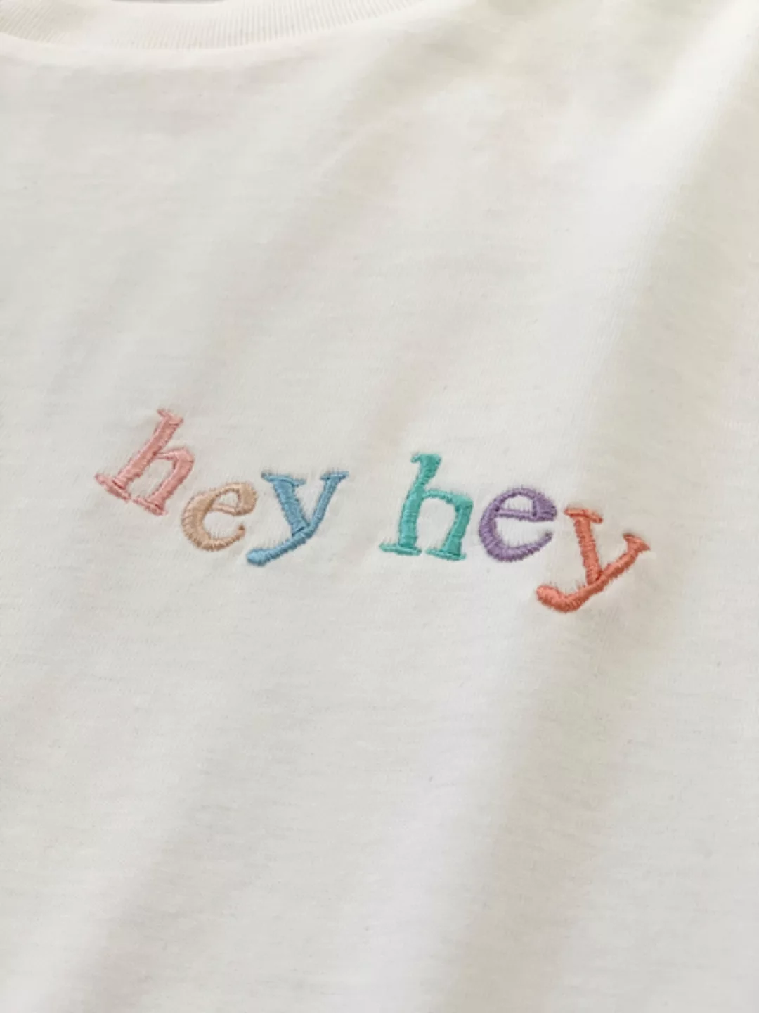 Hey Hey Rainbow T-shirt (Pocket Embroidery) günstig online kaufen