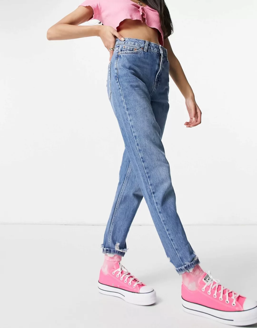 Topshop – Mom-Jeans aus recyceltem Baumwollmix mit Rissen am Saum in Mittel günstig online kaufen