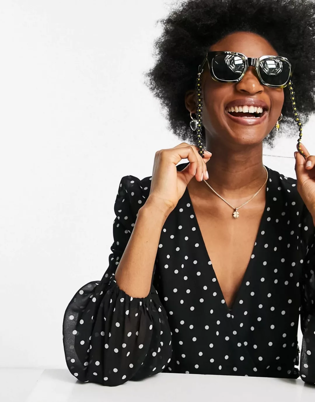 ASOS DESIGN – Schwarz-weiß gepunktetes Minikleid mit Wickeldesign vorne und günstig online kaufen