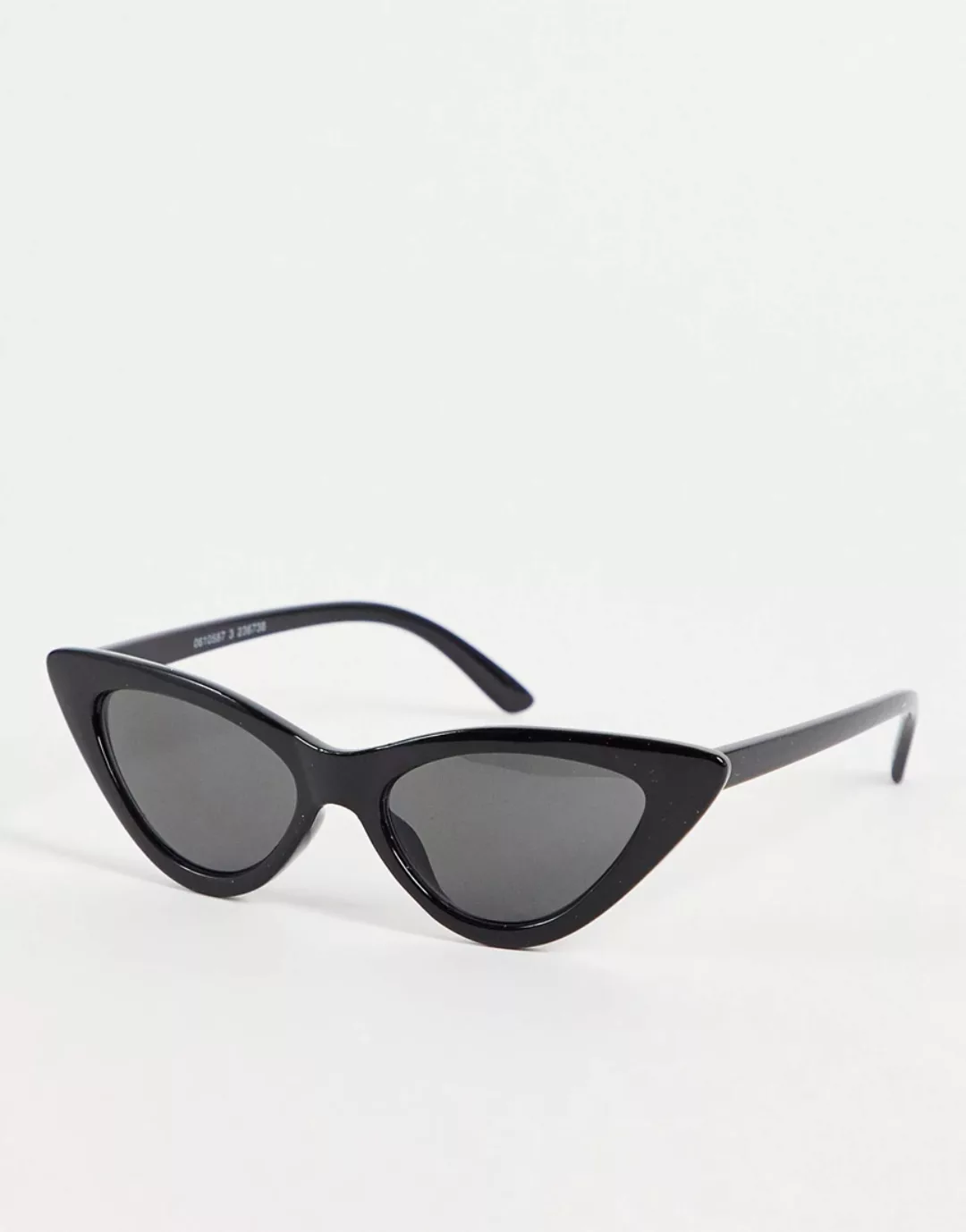 Monki – Valentina – Cat-Eye-Sonnenbrille mit spitzem Design in Schwarz günstig online kaufen