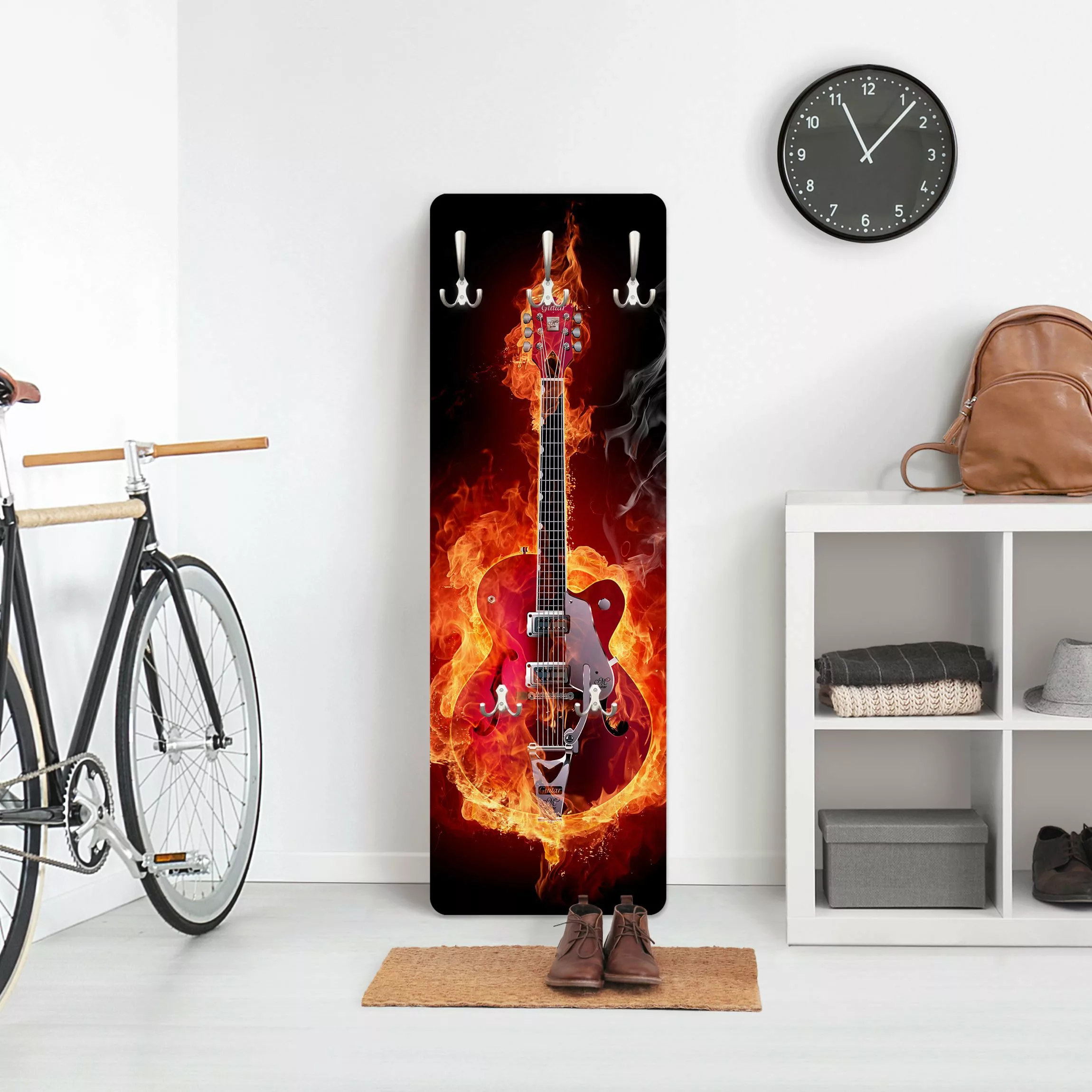 Wandgarderobe Holzpaneel Gitarre in Flammen günstig online kaufen