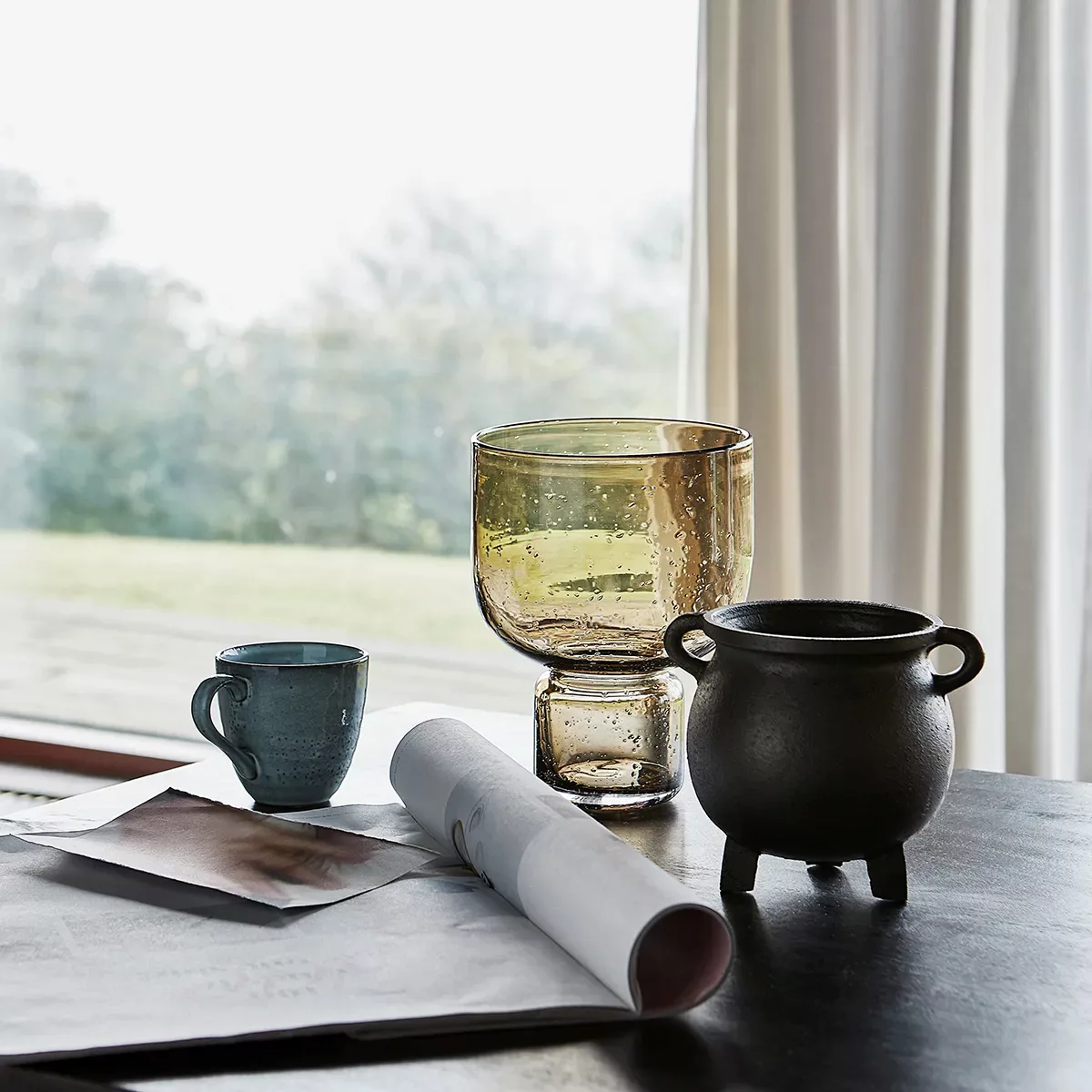 Vase Farida aus Glas in transparentem Braun mit Sockel günstig online kaufen