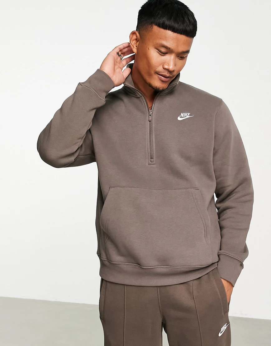 Nike – Club – Sweatshirt in Eisensteinbraun mit kurzem Reißverschluss günstig online kaufen