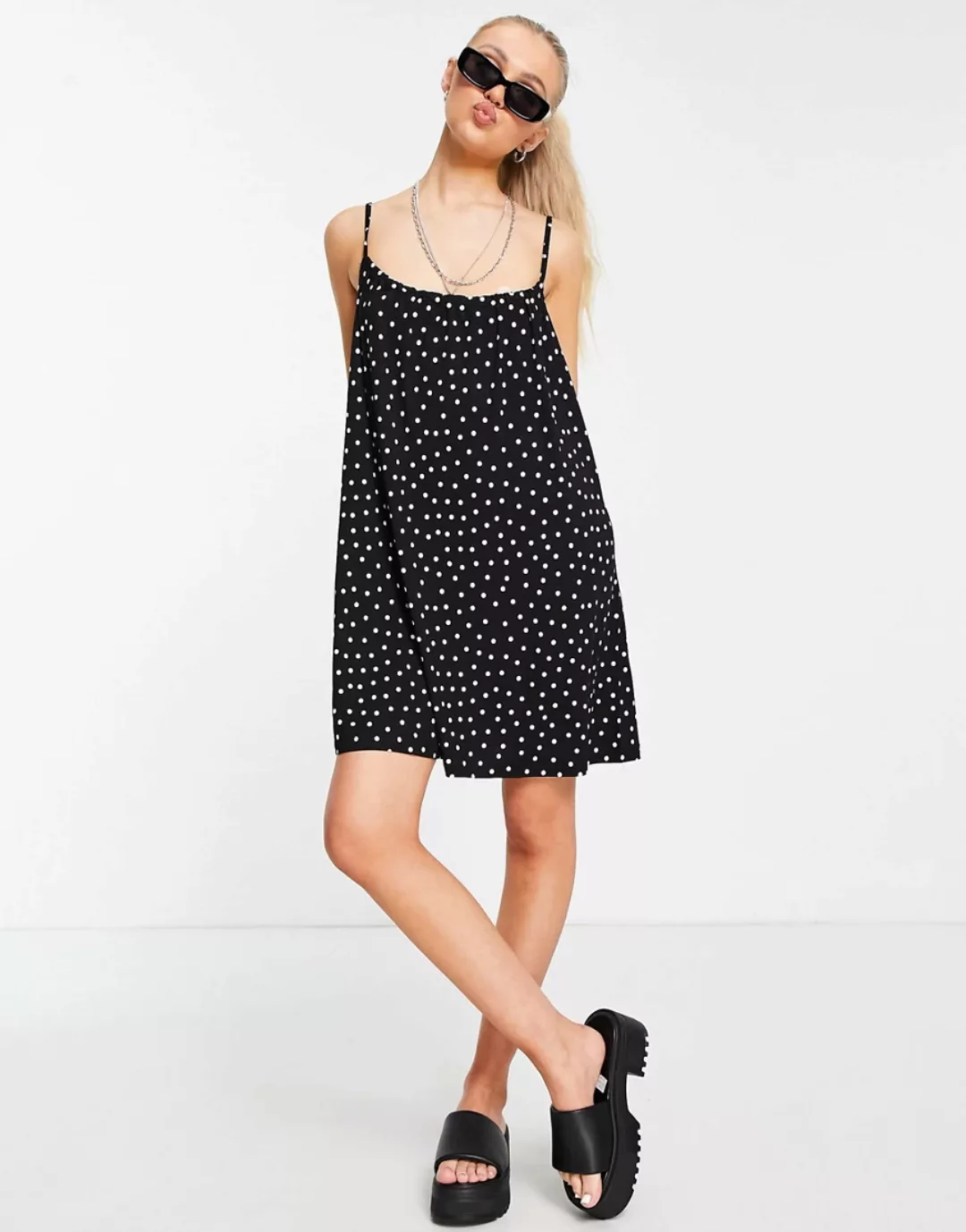 ASOS DESIGN – Schwarzweiß gepunktetes Mini-Sommerkleid mit Riemchenträgern günstig online kaufen