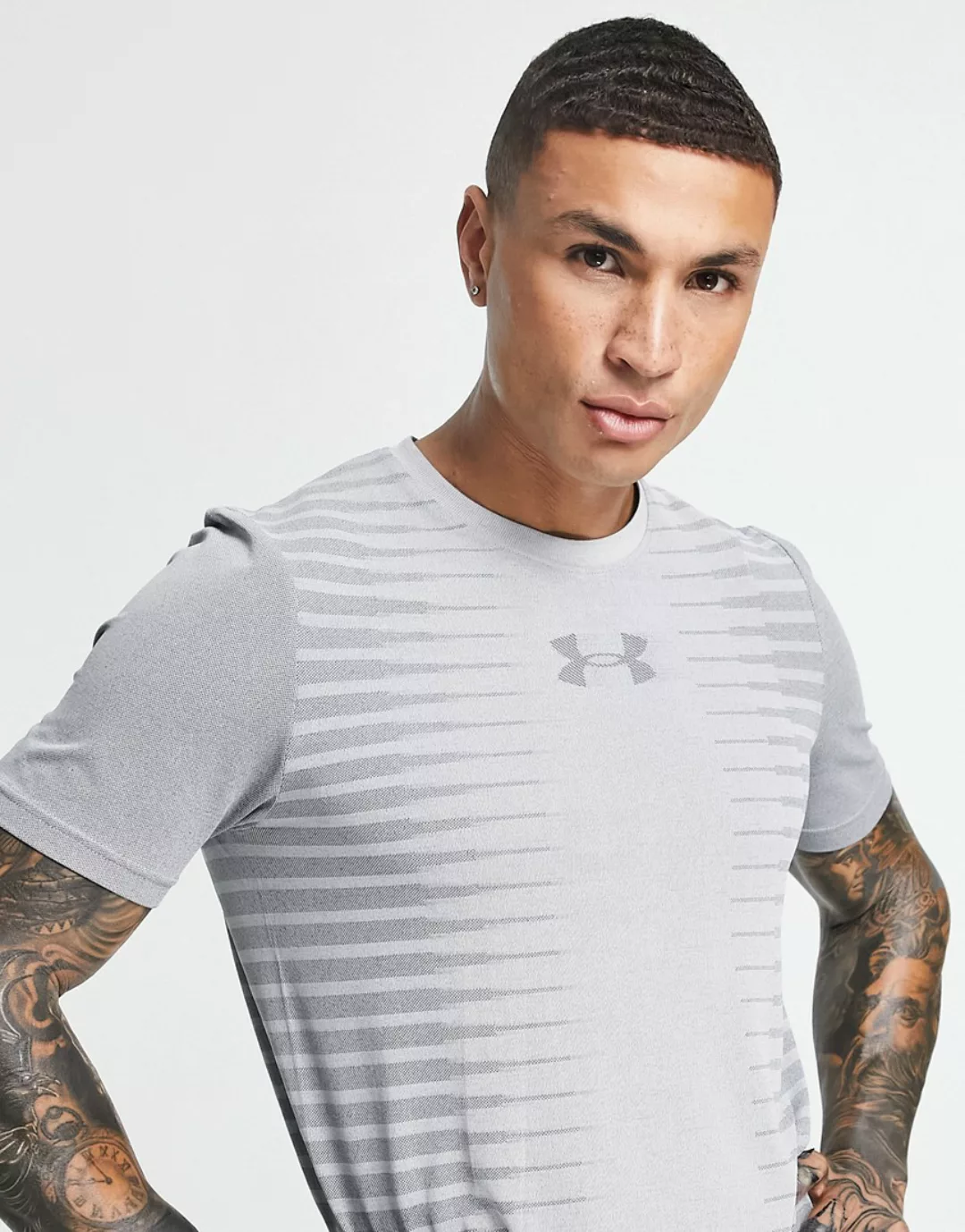 Under Armour – Nahtloses T-Shirt in Grau mit Schriftzug am Rücken günstig online kaufen