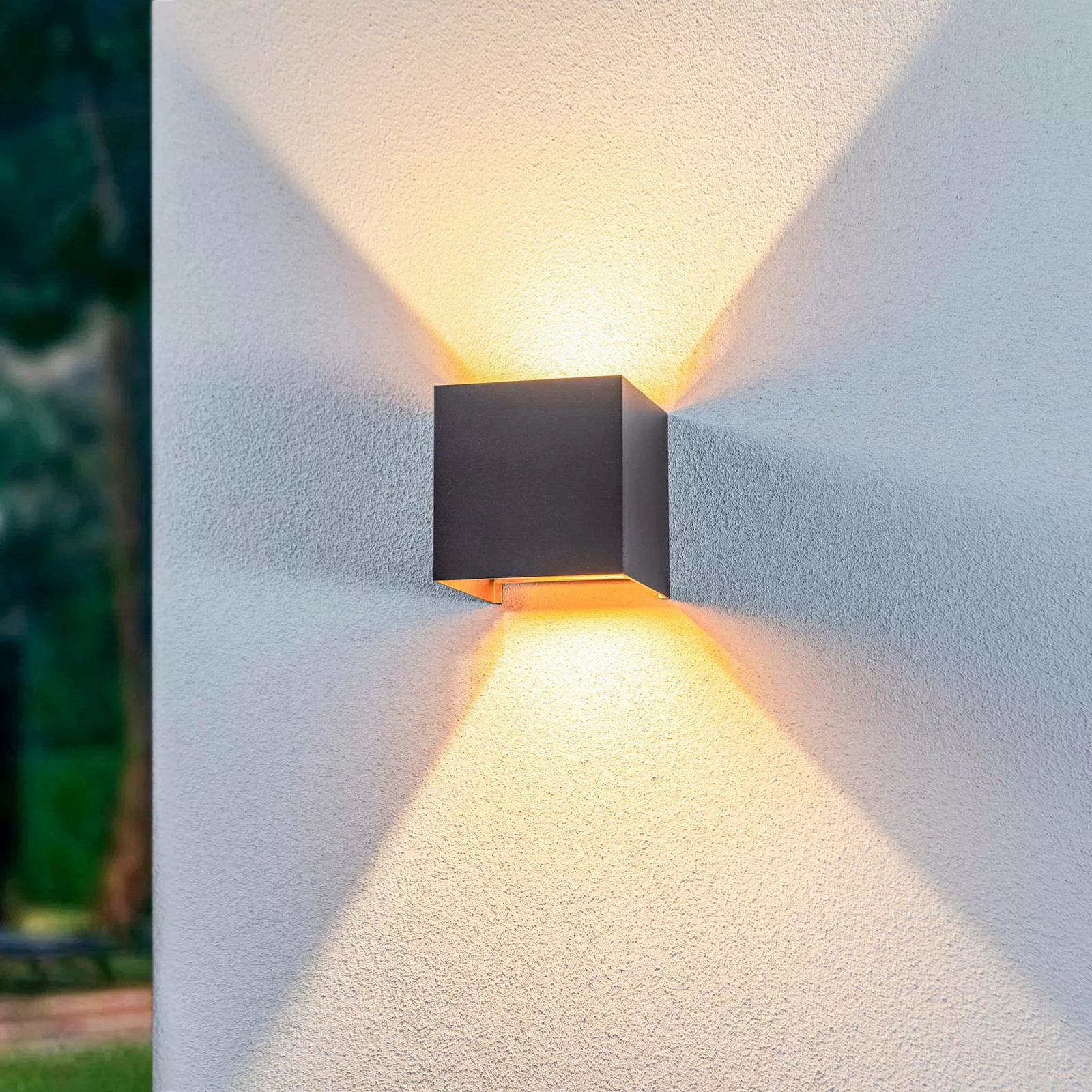 Lindby LED-Außenwandleuchte Nivar, eckig, schwarz/goldfarben günstig online kaufen