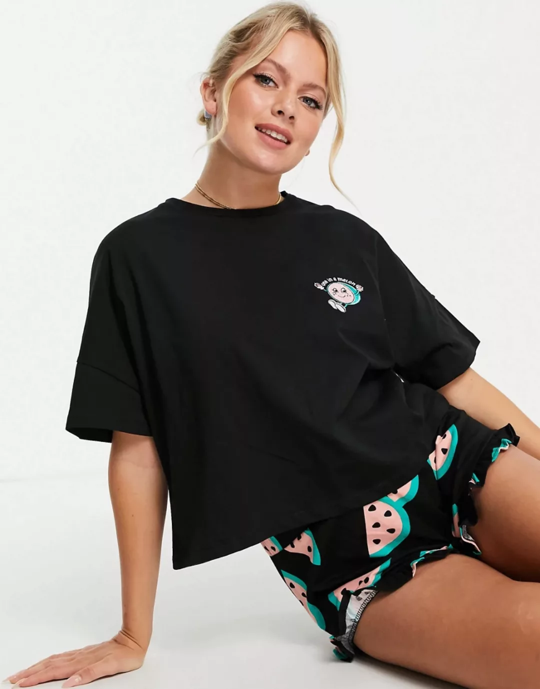 ASOS DESIGN – Pyjama aus T-Shirt und Shorts in Schwarz mit Wassermelonenmus günstig online kaufen