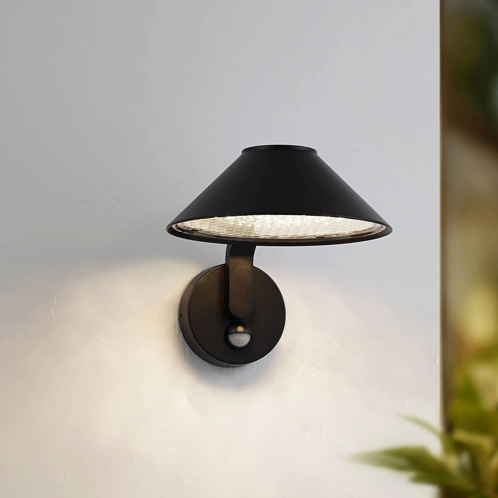 Lindby LED-Wandlampe Capelo, schwarz, Metall, Sensor, Ø20cm günstig online kaufen