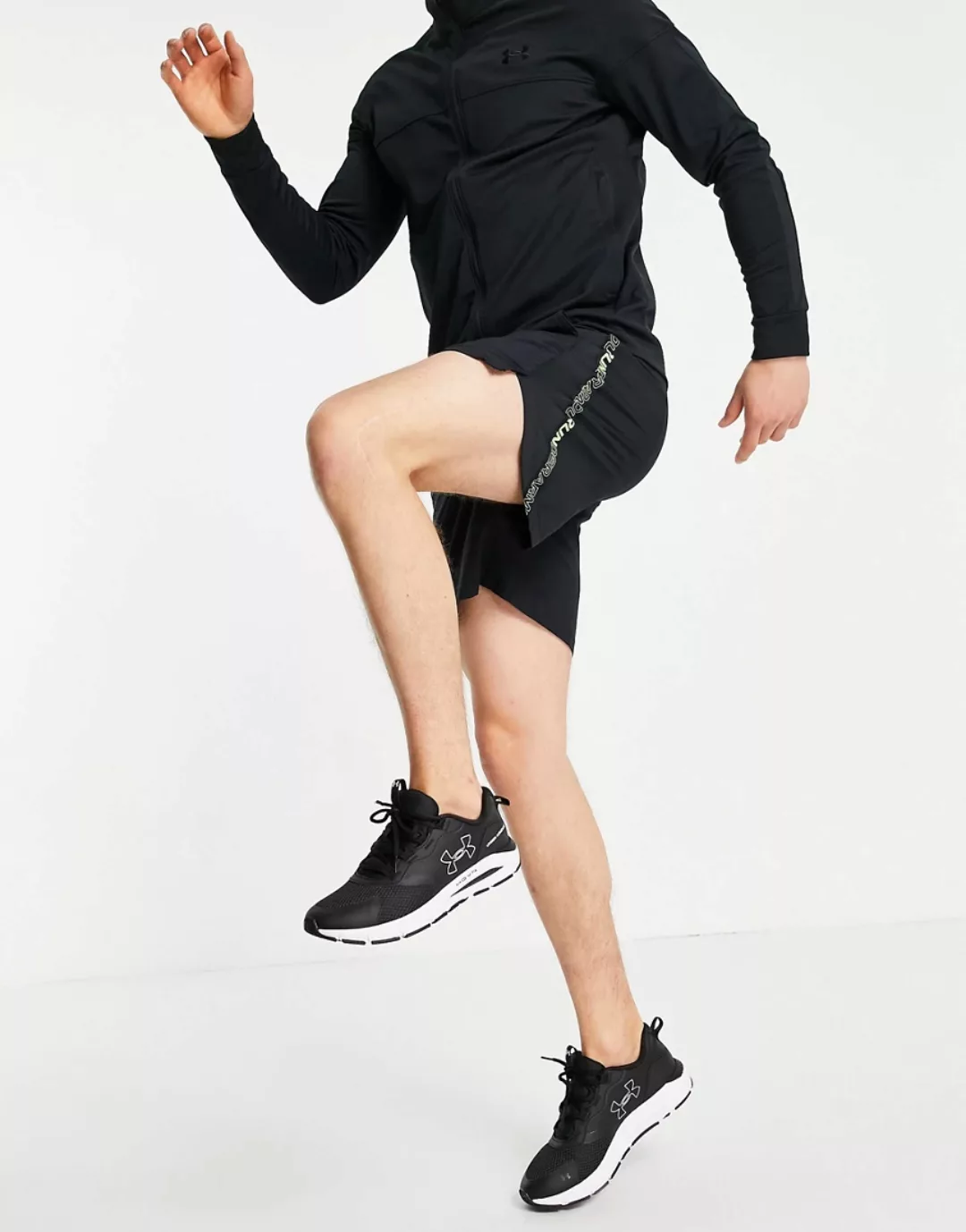 Under Armour – Running Launch 7 – Shorts in Schwarz mit Zierstreifen in Lim günstig online kaufen