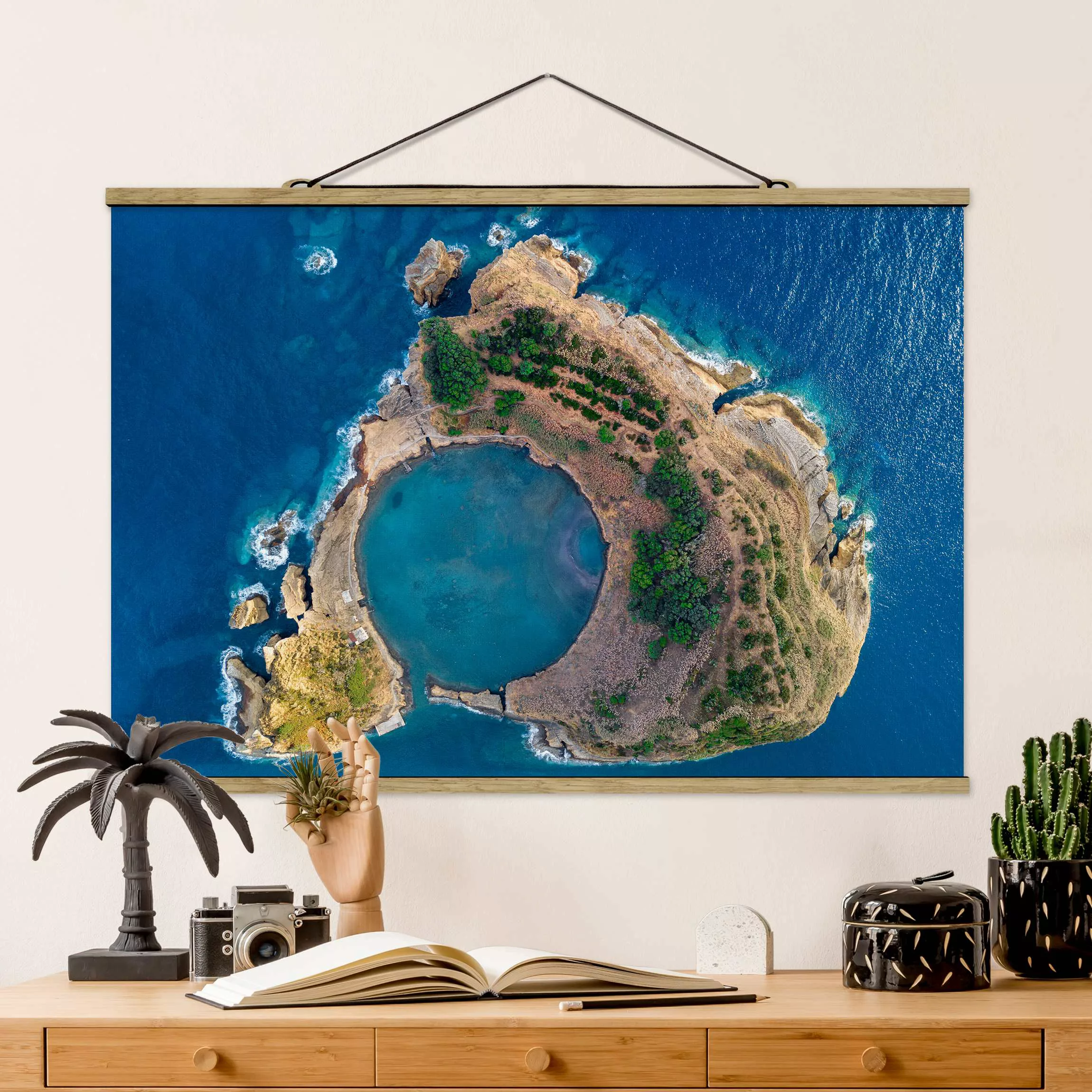 Stoffbild Landschaft mit Posterleisten - Querformat Luftbild - Die Insel Vi günstig online kaufen