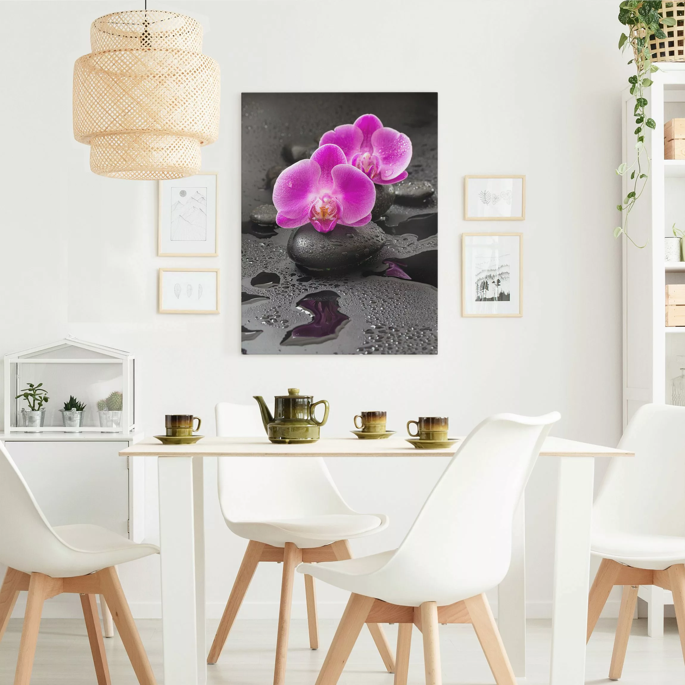 Leinwandbild Pinke Orchideenblüten auf Steinen mit Tropfen günstig online kaufen