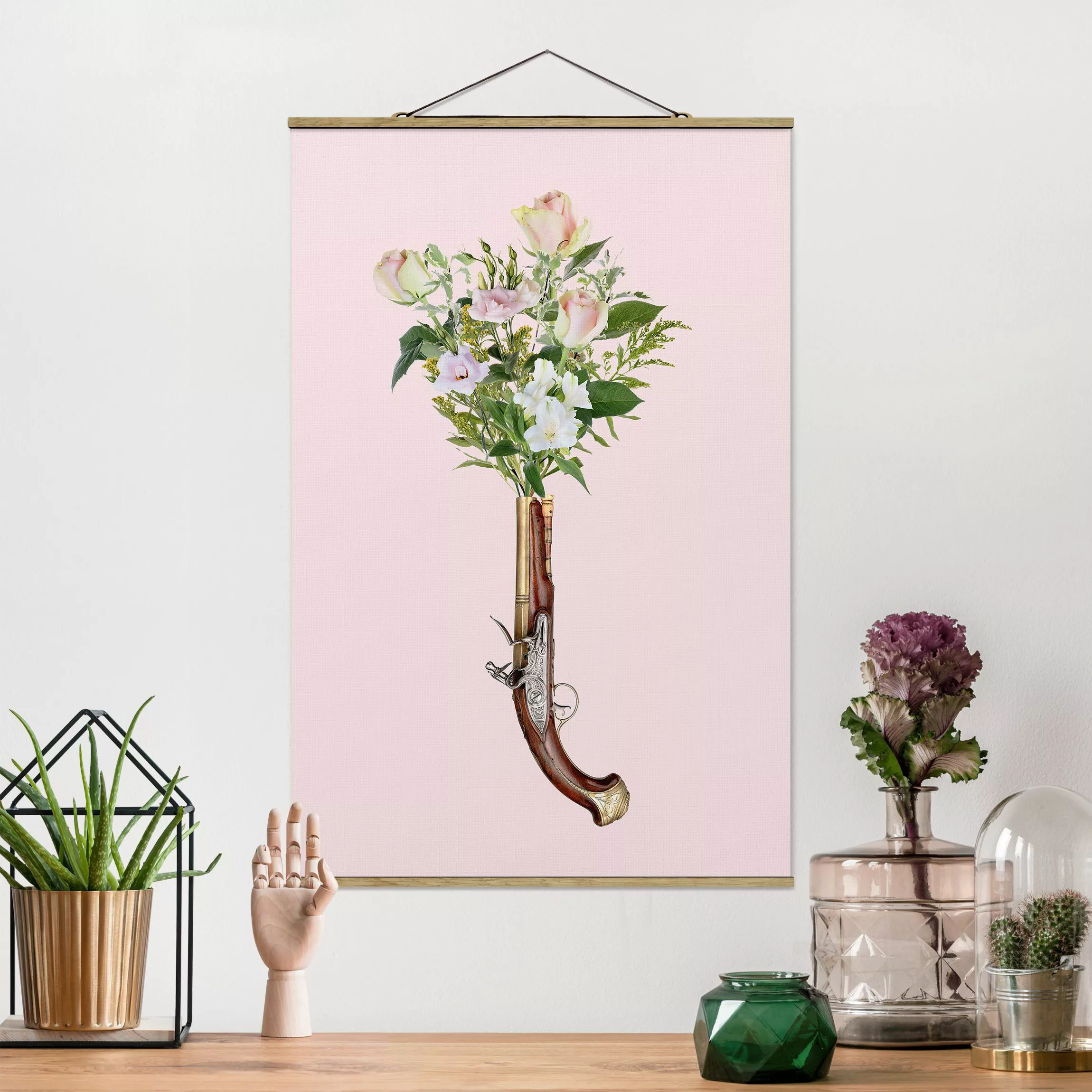 Stoffbild Blumen mit Posterleisten - Hochformat Pistole mit Blumen günstig online kaufen