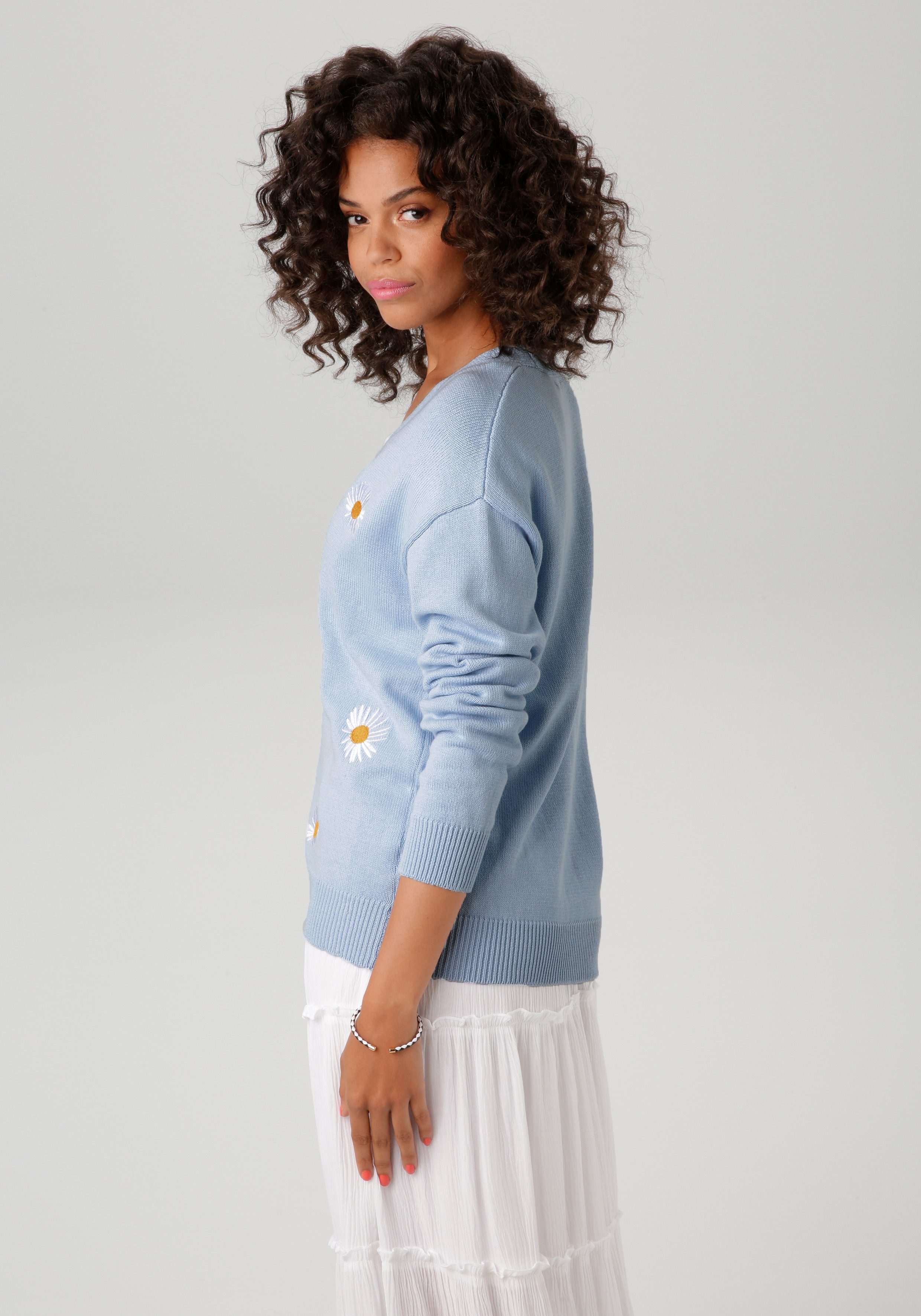 Aniston CASUAL Strickjacke mit aufgestickten Margeriten günstig online kaufen