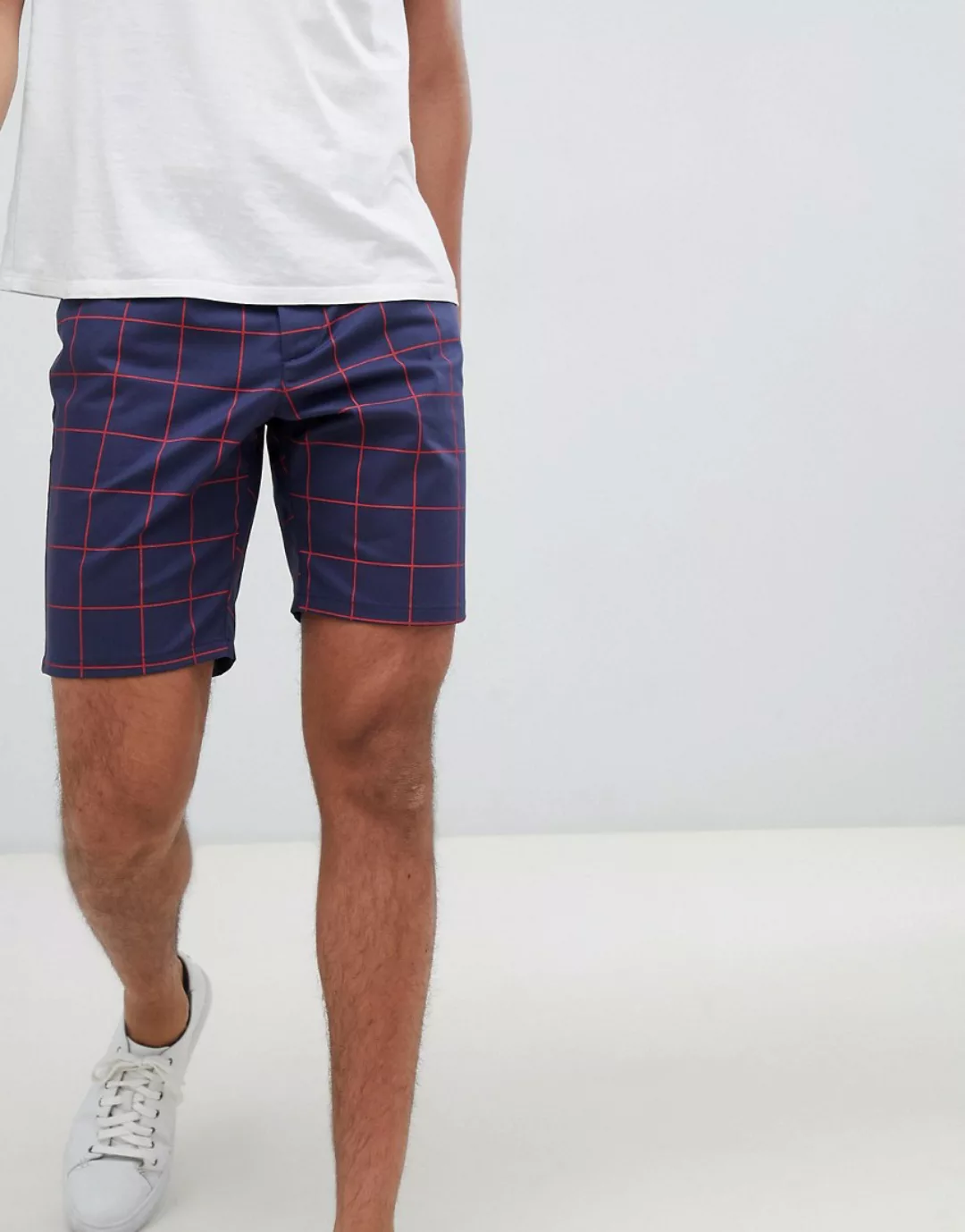 ASOS DESIGN – Schmal geschnittene, marineblaue Shorts mit Fensterkaromuster günstig online kaufen