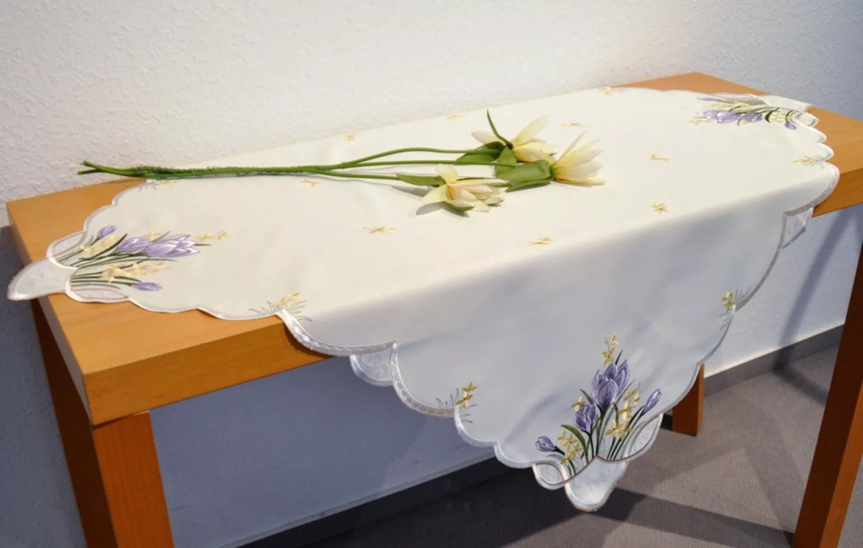 Stickereien Plauen Mitteldecke »Tischdecke Krokusblüte« günstig online kaufen