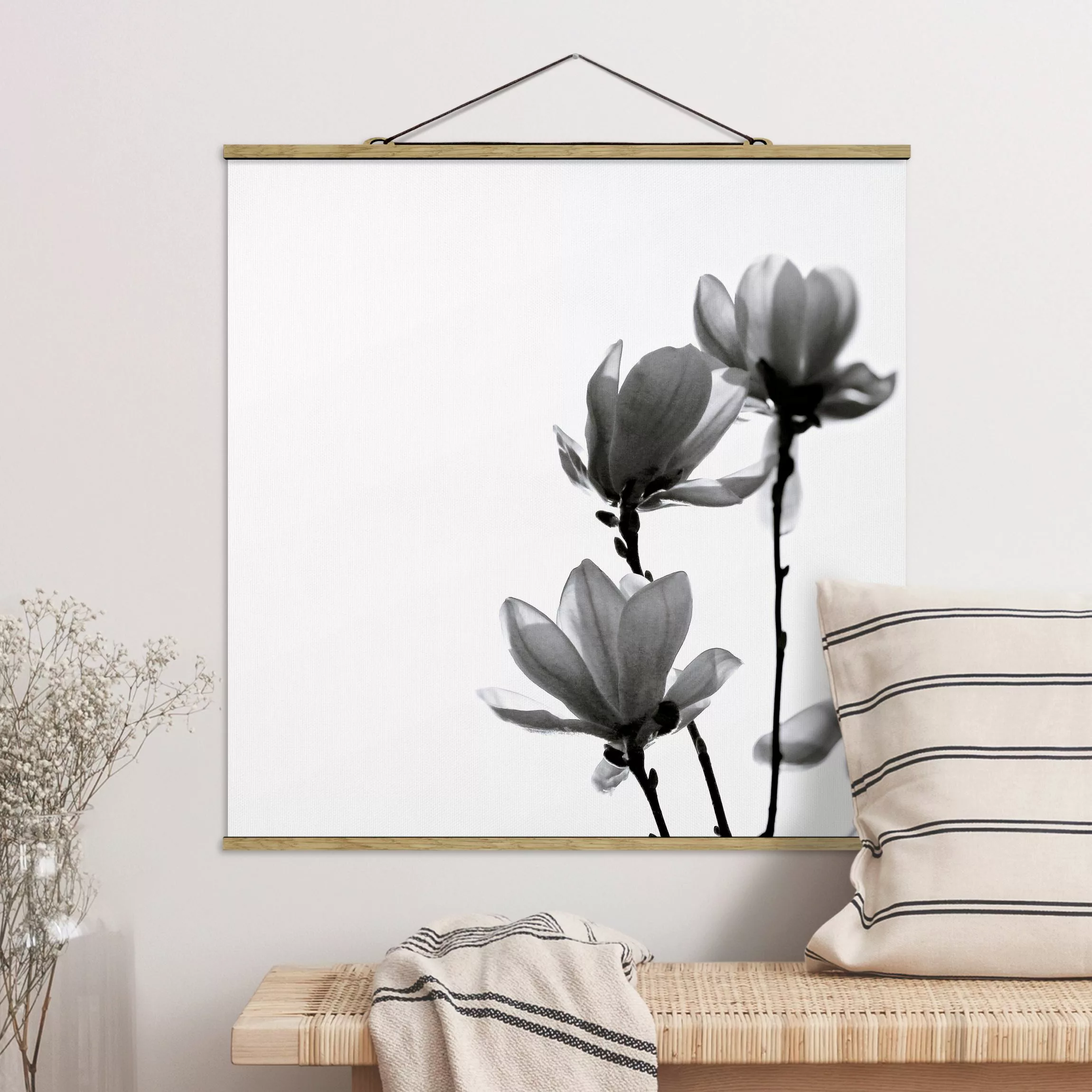 Stoffbild mit Posterleisten Frühlingsbote Magnolie Schwarz Weiß günstig online kaufen