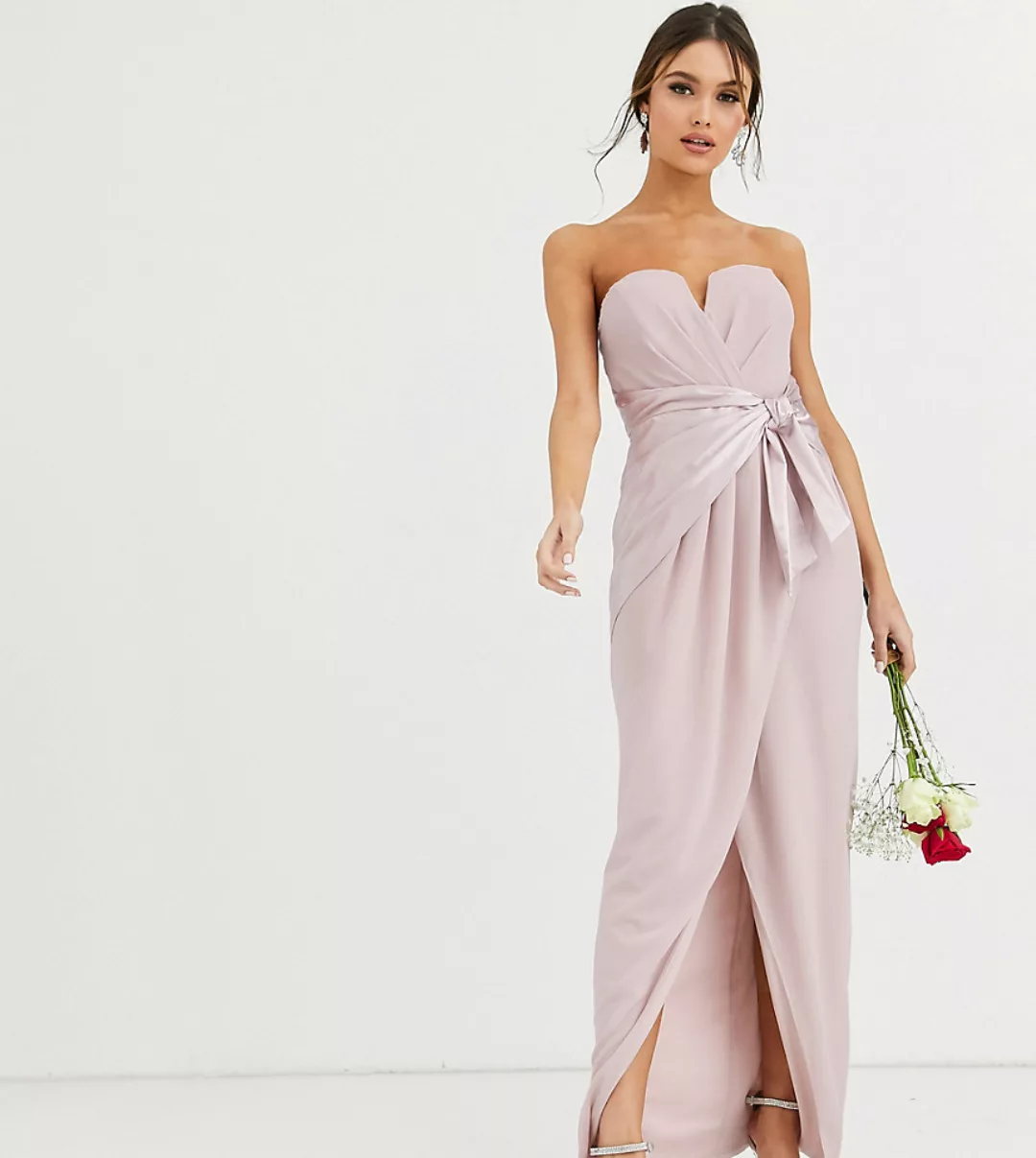 TFNC – Trägerloses Brautjungfern-Wickelkleid mit Satindetail vorn in Braung günstig online kaufen