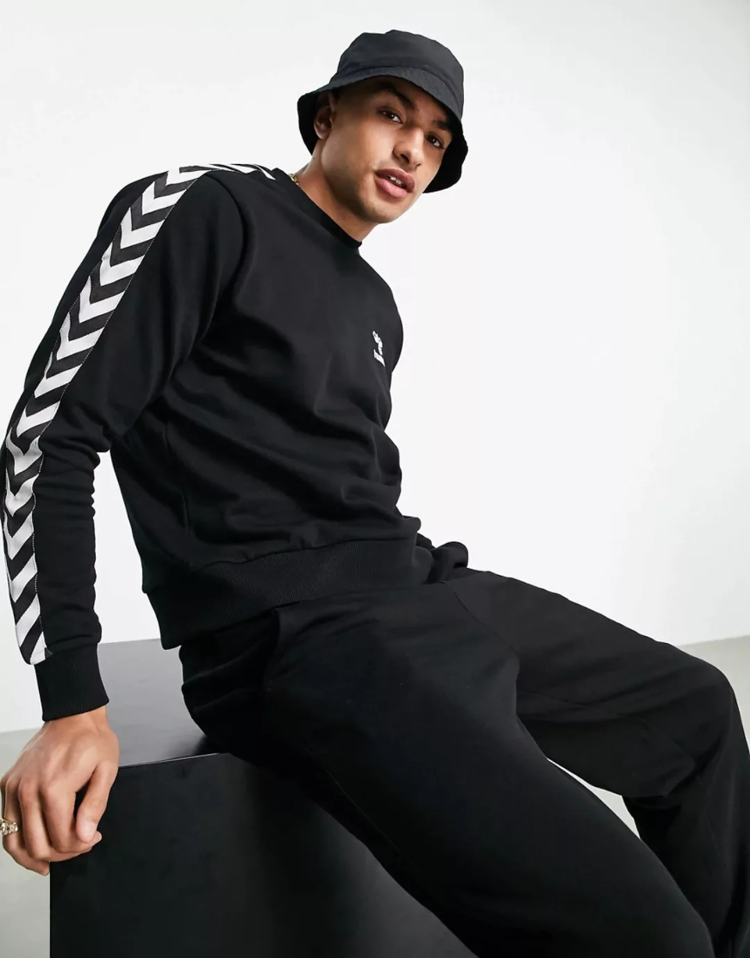 Hummel – Sweatshirt in Schwarz mit klassischen Winkeln günstig online kaufen