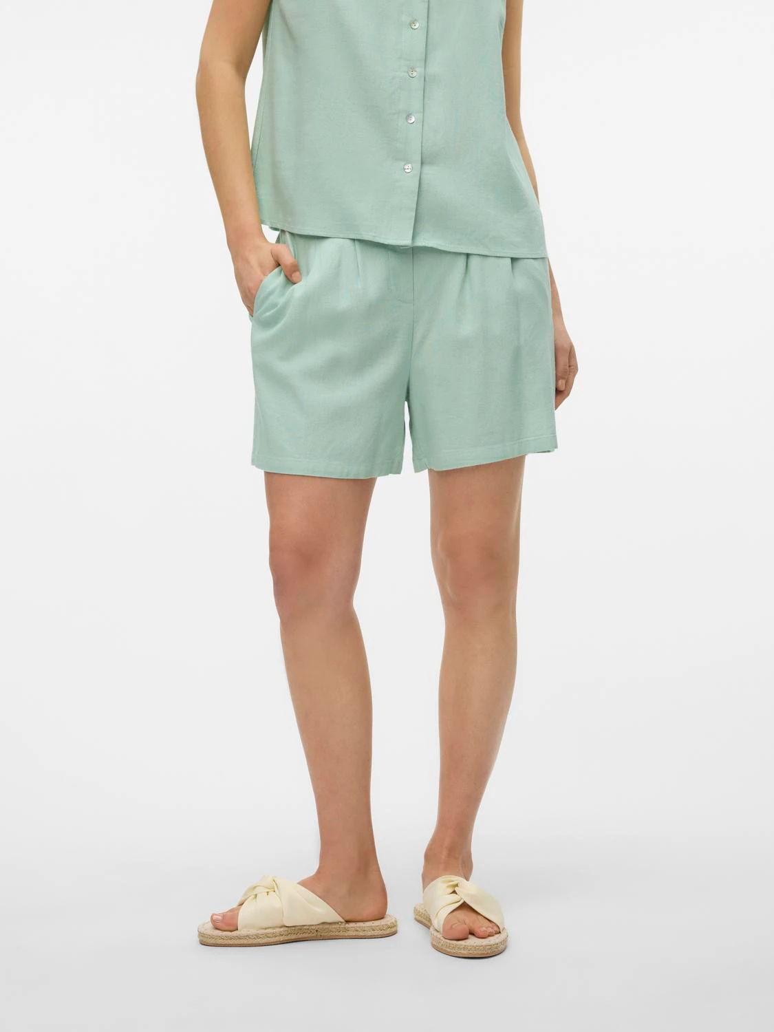 Vero Moda Shorts VMJESMILO HW SHORTS WVN GA NOOS mit Leinen günstig online kaufen