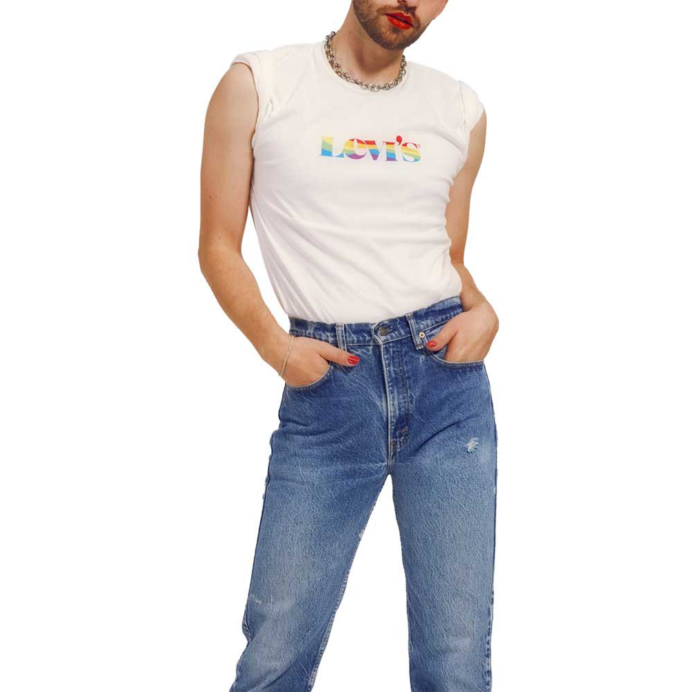 Levi's – Pride Community – T-Shirt in Weiß mit Modern-Vintage-Logo in Regen günstig online kaufen