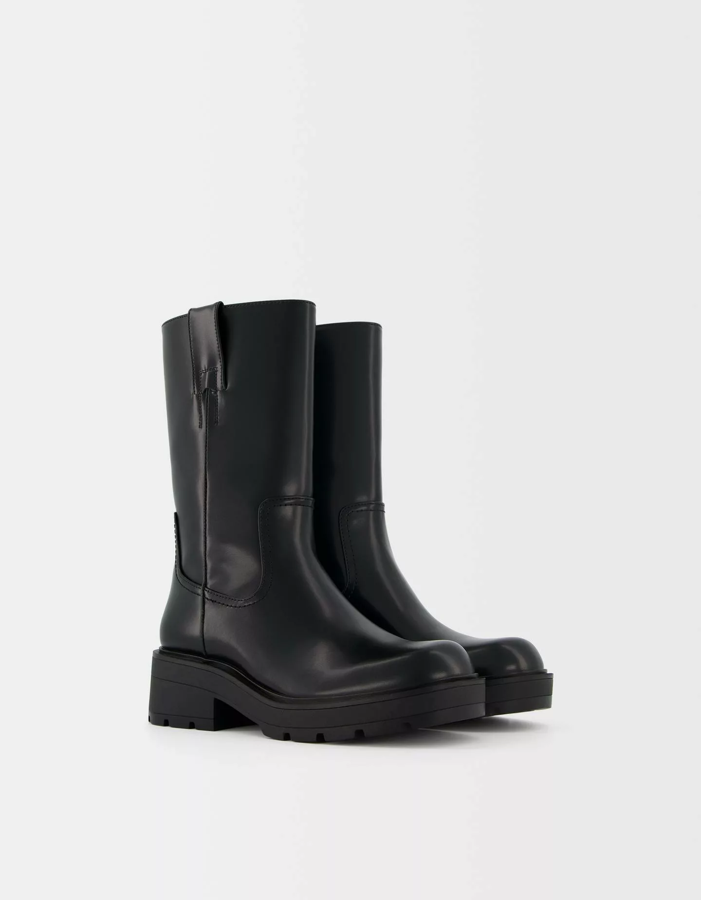 Bershka Flache Stiefeletten Mit Halbhohem Sock-Boots-Schaft Und Profilsohle günstig online kaufen