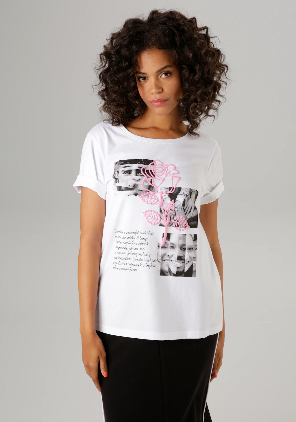 Aniston CASUAL T-Shirt, mit Rose verzierter Diversity-Frontprint günstig online kaufen