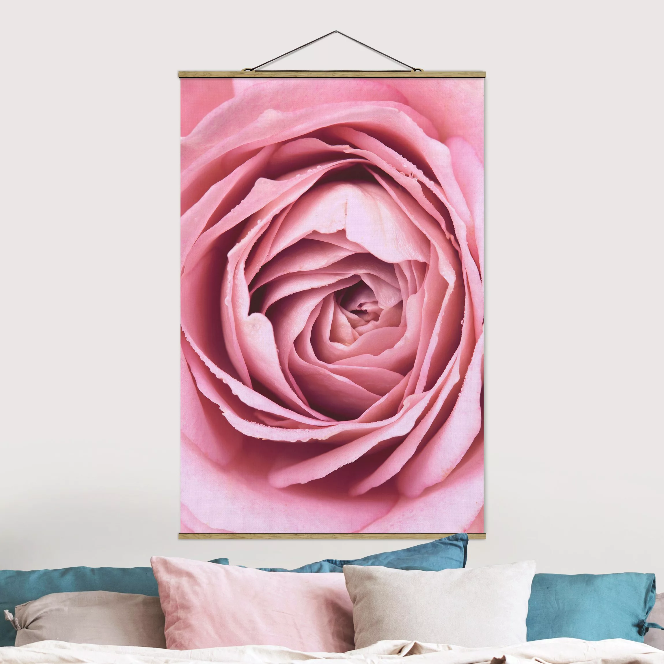 Stoffbild Blumen mit Posterleisten - Hochformat Rosa Rosenblüte günstig online kaufen