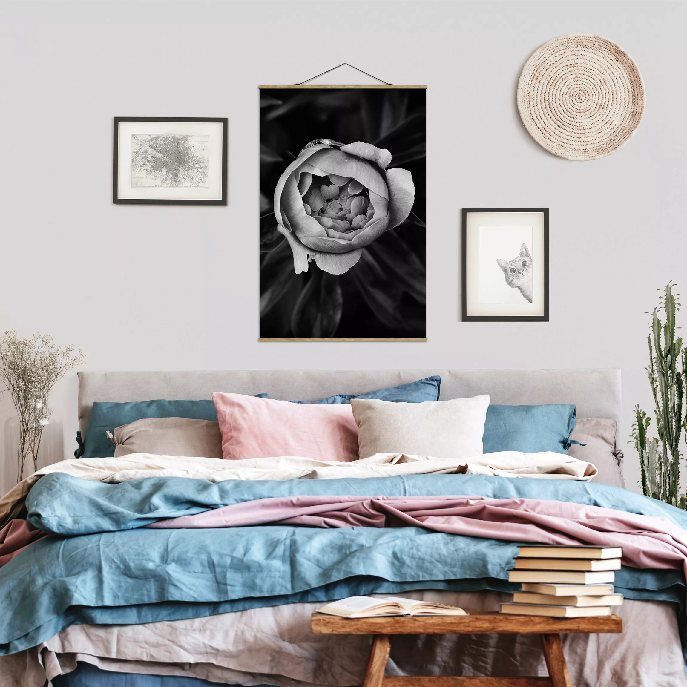 Stoffbild Blumen mit Posterleisten - Hochformat Pfingstrosenblüte vor Blätt günstig online kaufen