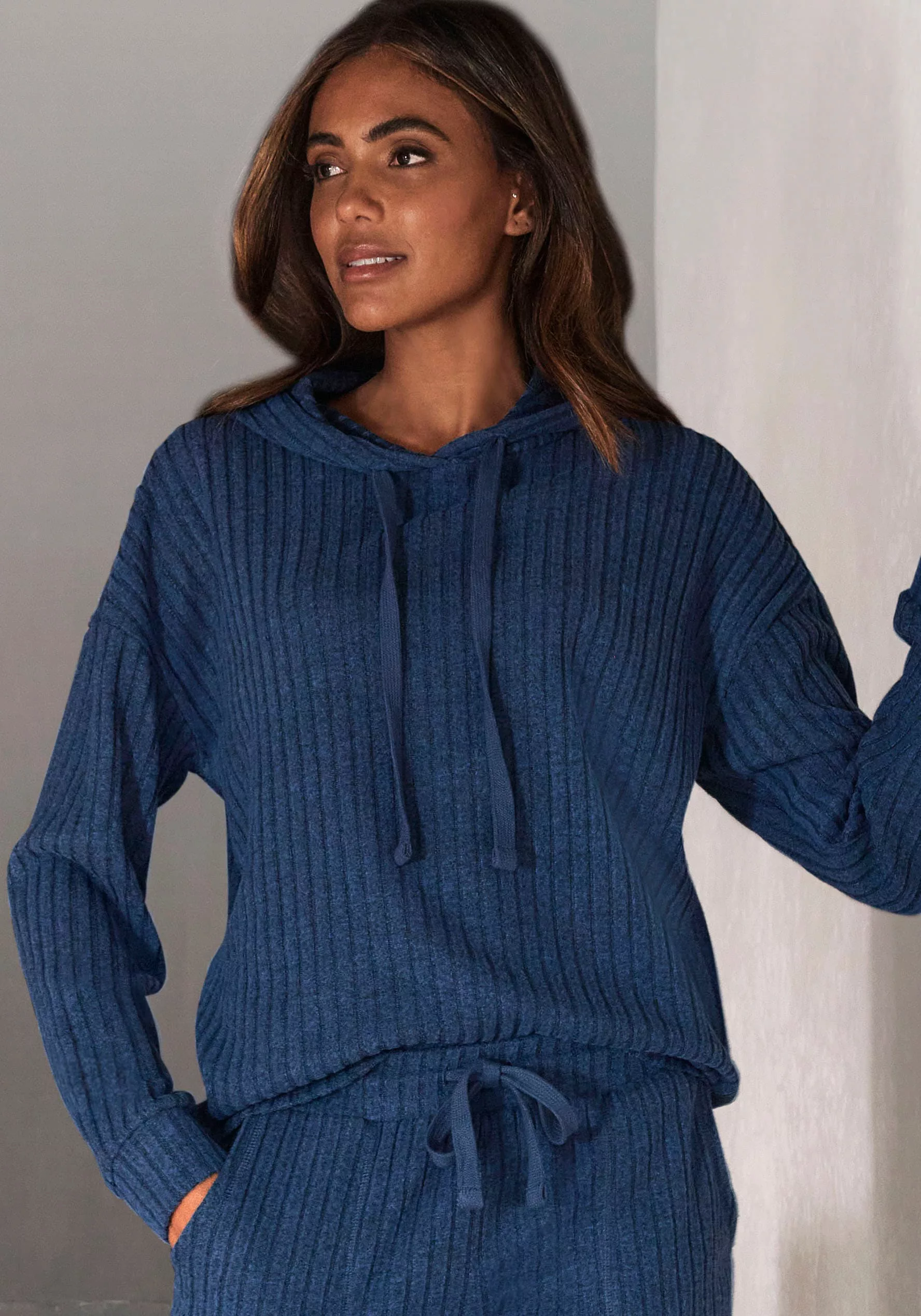 LASCANA Hoodie -Kapuzensweatshirt meliert mit Bindeband und überschnittene günstig online kaufen
