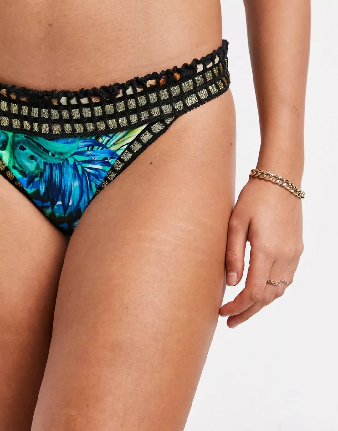 River Island – Grüne Bikinihose mit Häkelrand und Blätterprint günstig online kaufen