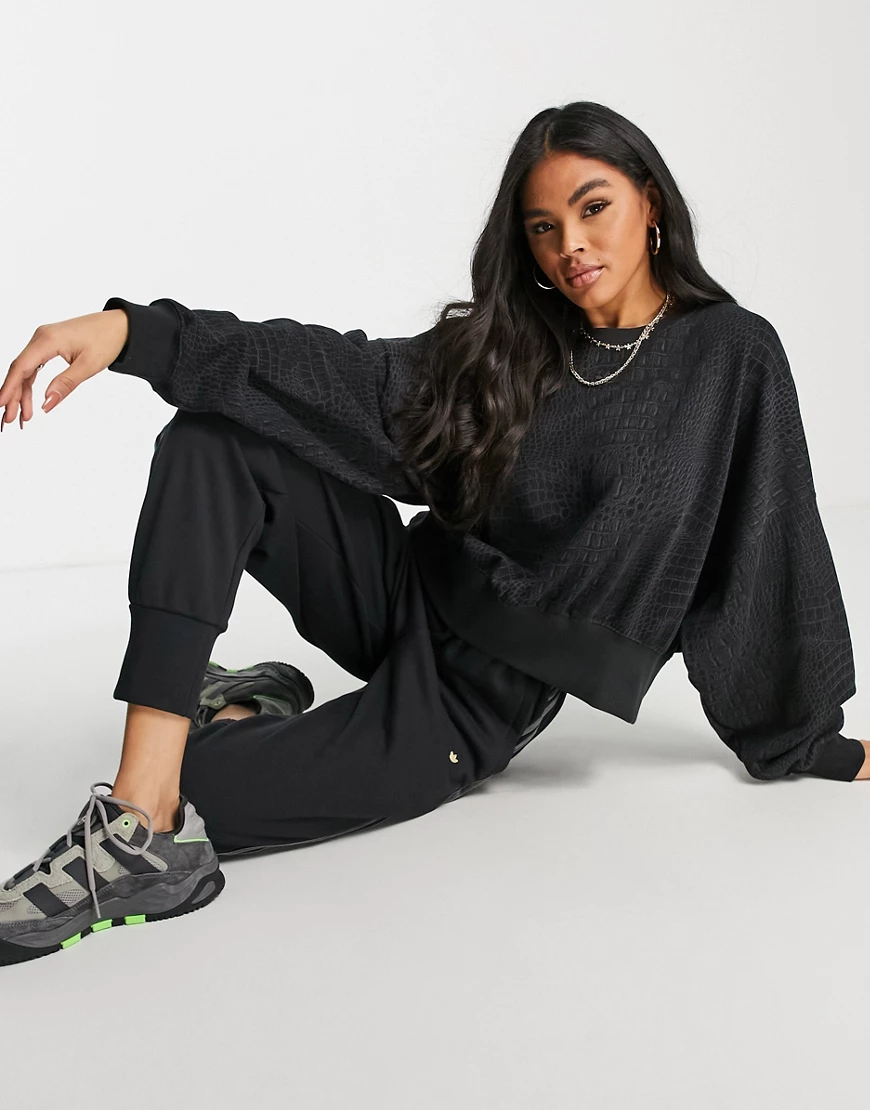 adidas Originals – Sweatshirt in Schwarz mit gleichfarbigem Tierfellmuster günstig online kaufen