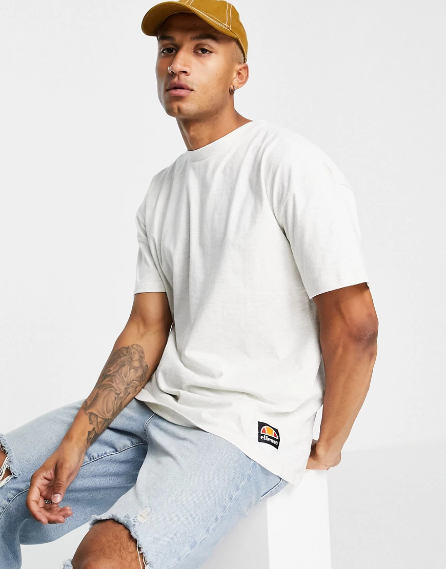 ellesse – T-Shirt aus Fleece in Ecru-Neutral günstig online kaufen