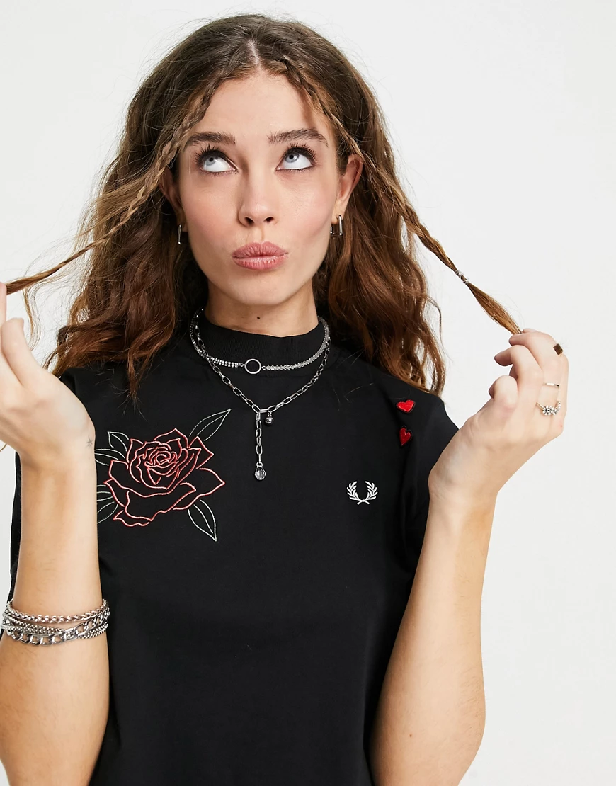 Fred Perry x Amy Winehouse – Besticktes T-Shirt in Schwarz günstig online kaufen