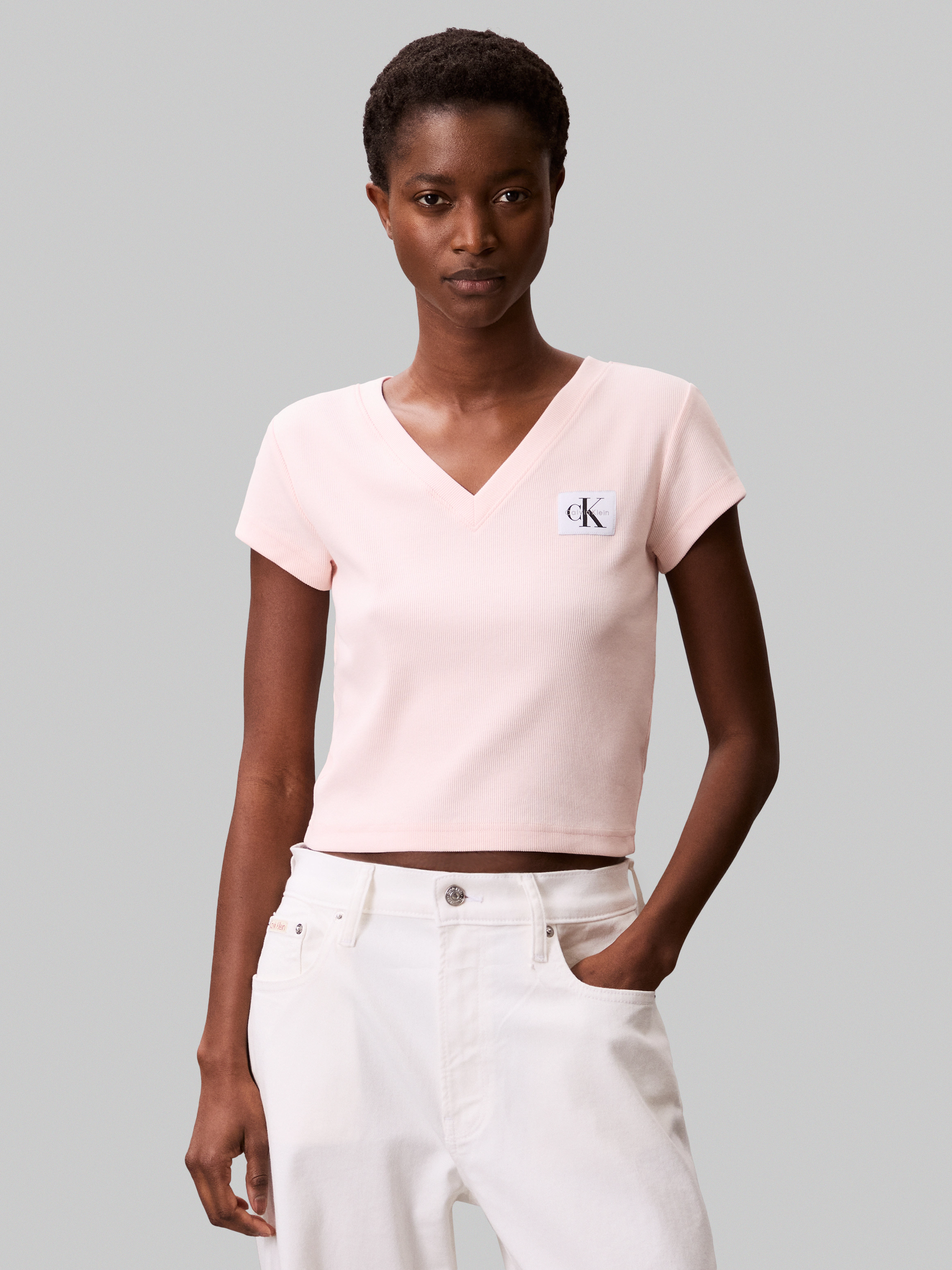 Calvin Klein Jeans T-Shirt "A- SS WOVEN LABEL RIB VNECK TEE", mit gewebtem günstig online kaufen