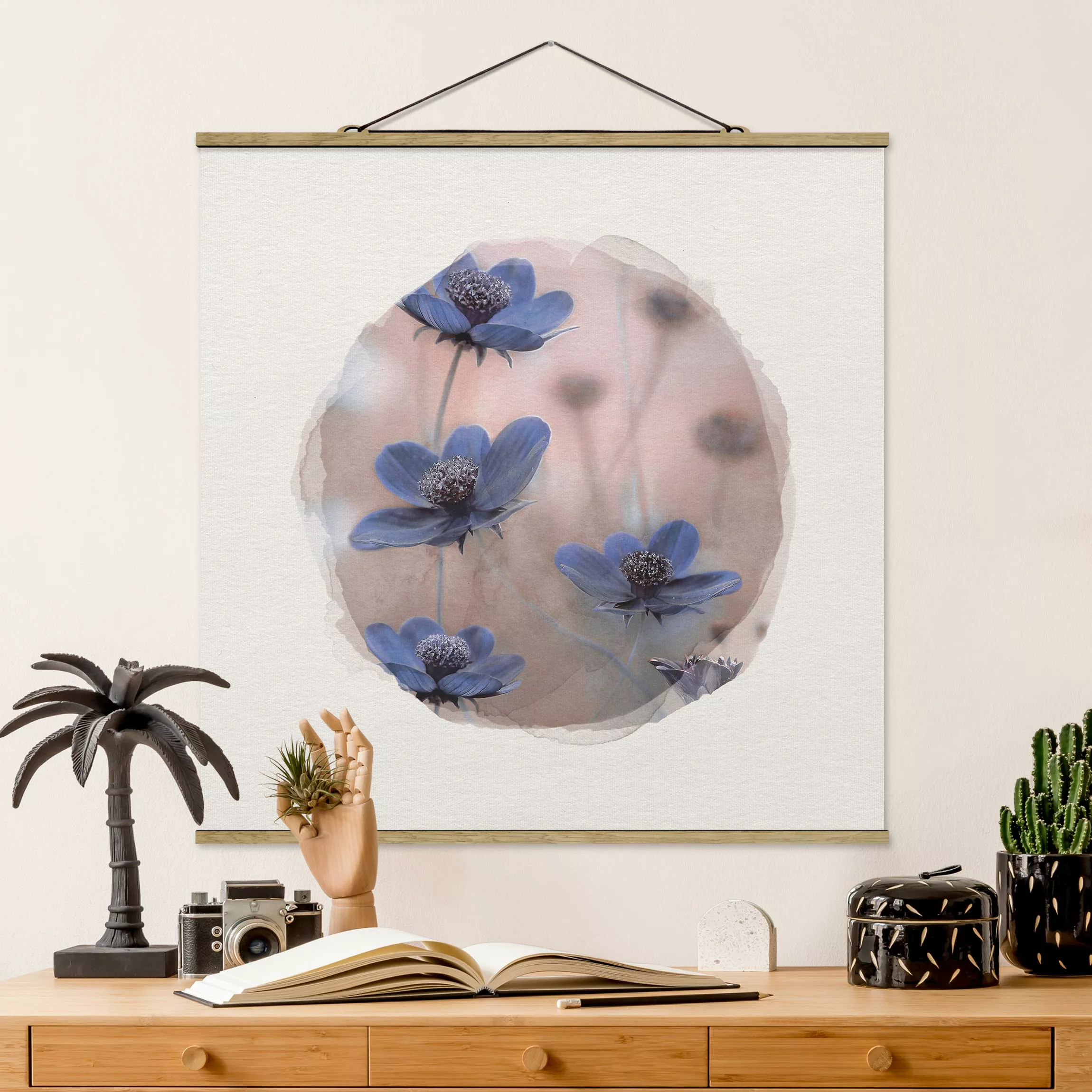 Stoffbild Blumen mit Posterleisten - Quadrat Wasserfarben - Blaue Kosmeen günstig online kaufen