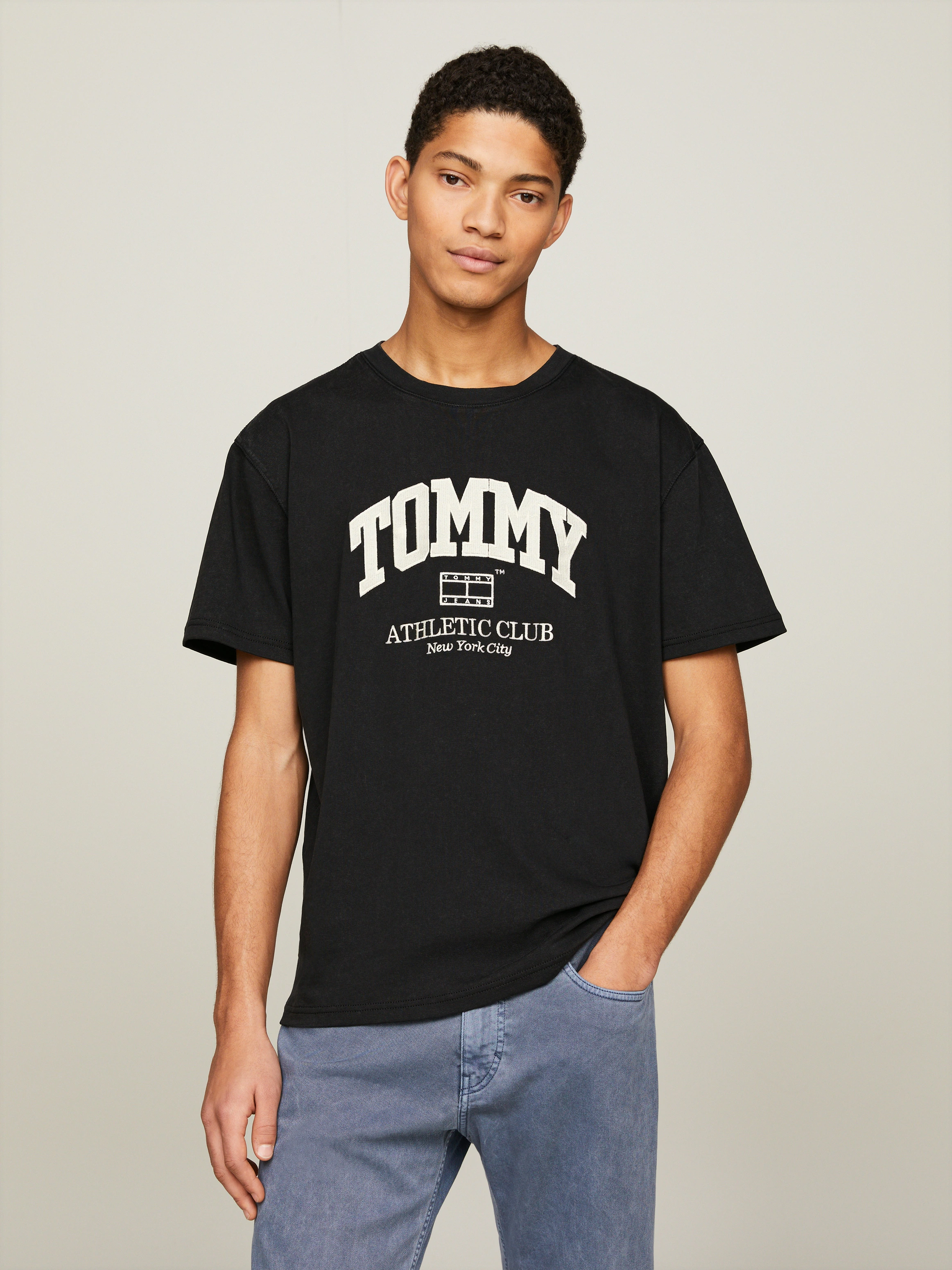 Tommy Jeans T-Shirt "TJM REG ATHLETIC CLUB TEE", Logo im College-Stil auf d günstig online kaufen