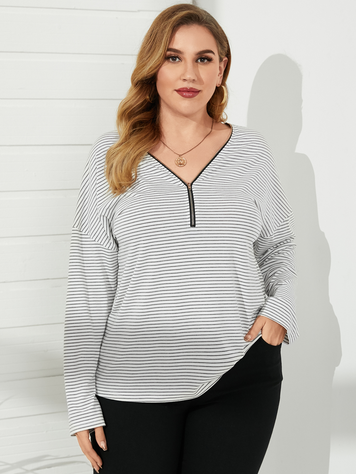 Plus Size V-Ausschnitt gestreiftes Reißverschluss-Design mit langen Ärmeln günstig online kaufen