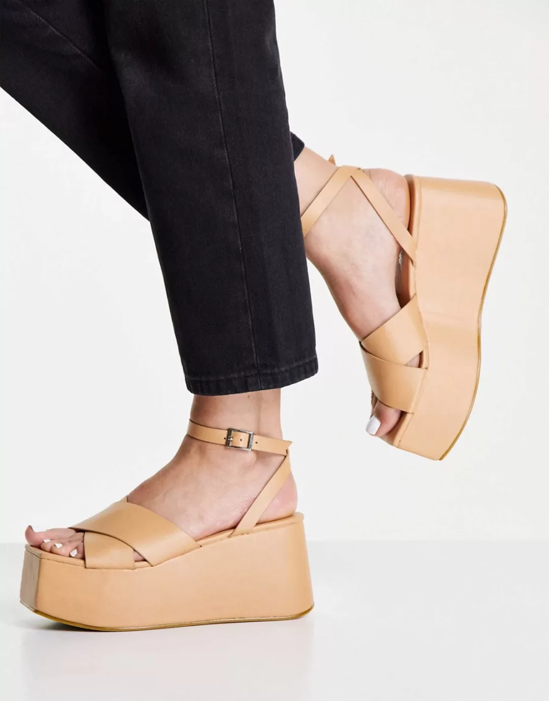 Public Desire – Elevate – Sandalen mit Plateauabsatz in Kamelbraun-Neutral günstig online kaufen