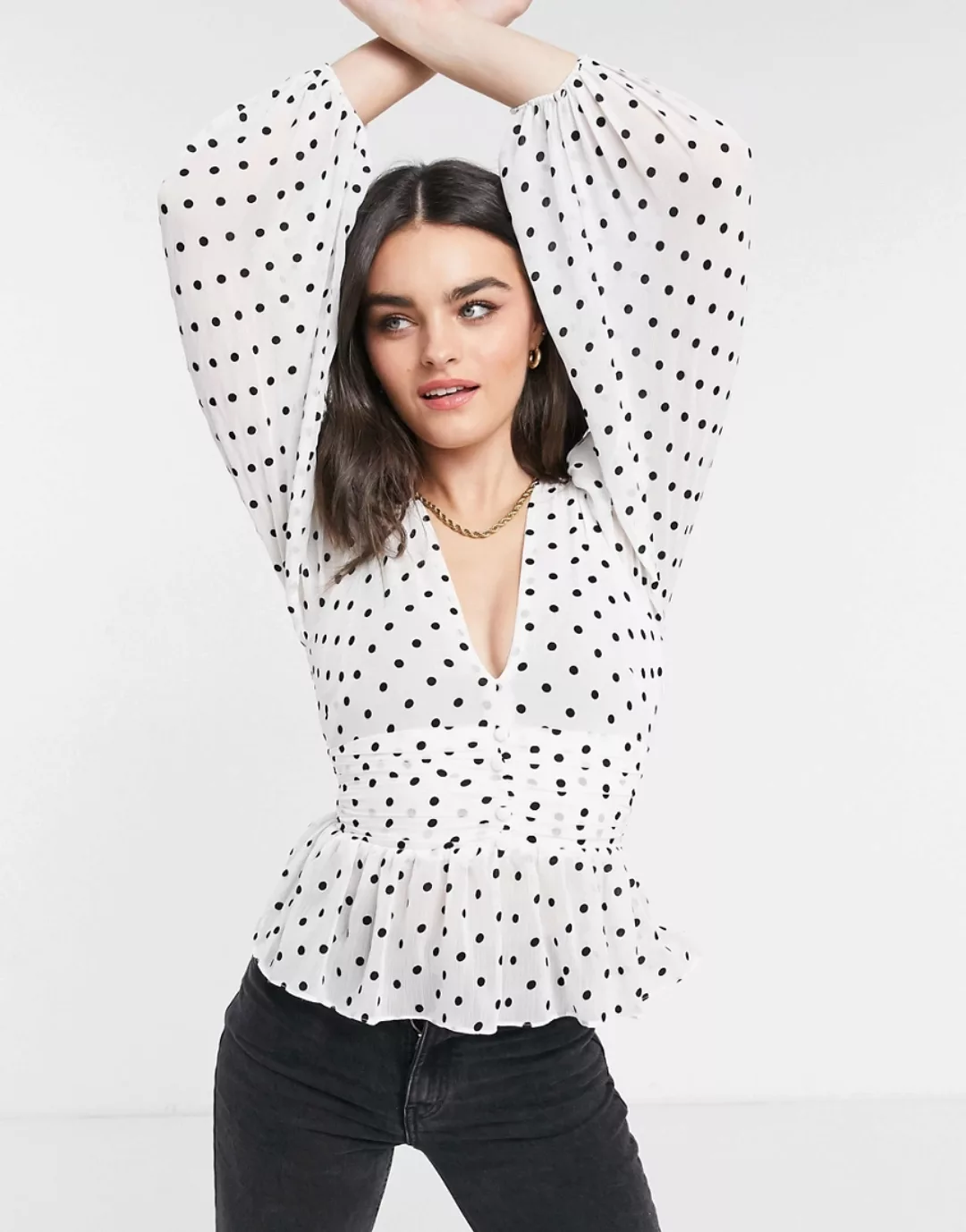 River Island – Geraffte, langärmlige Bluse mit Punktemuster in Weiß günstig online kaufen