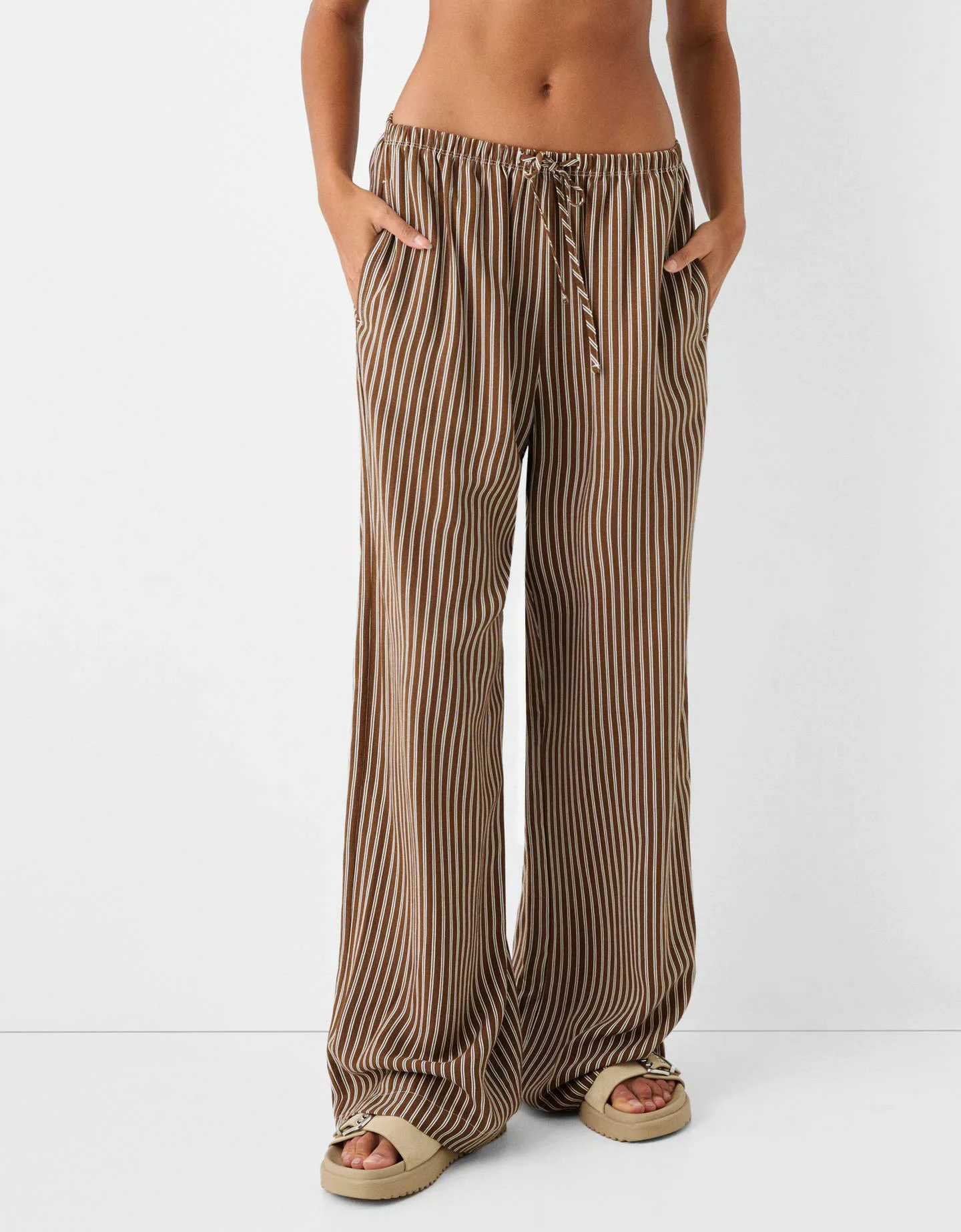 Bershka Straight-Fit Hose Mit Streifen Und Gummizugbund Damen M Braun günstig online kaufen