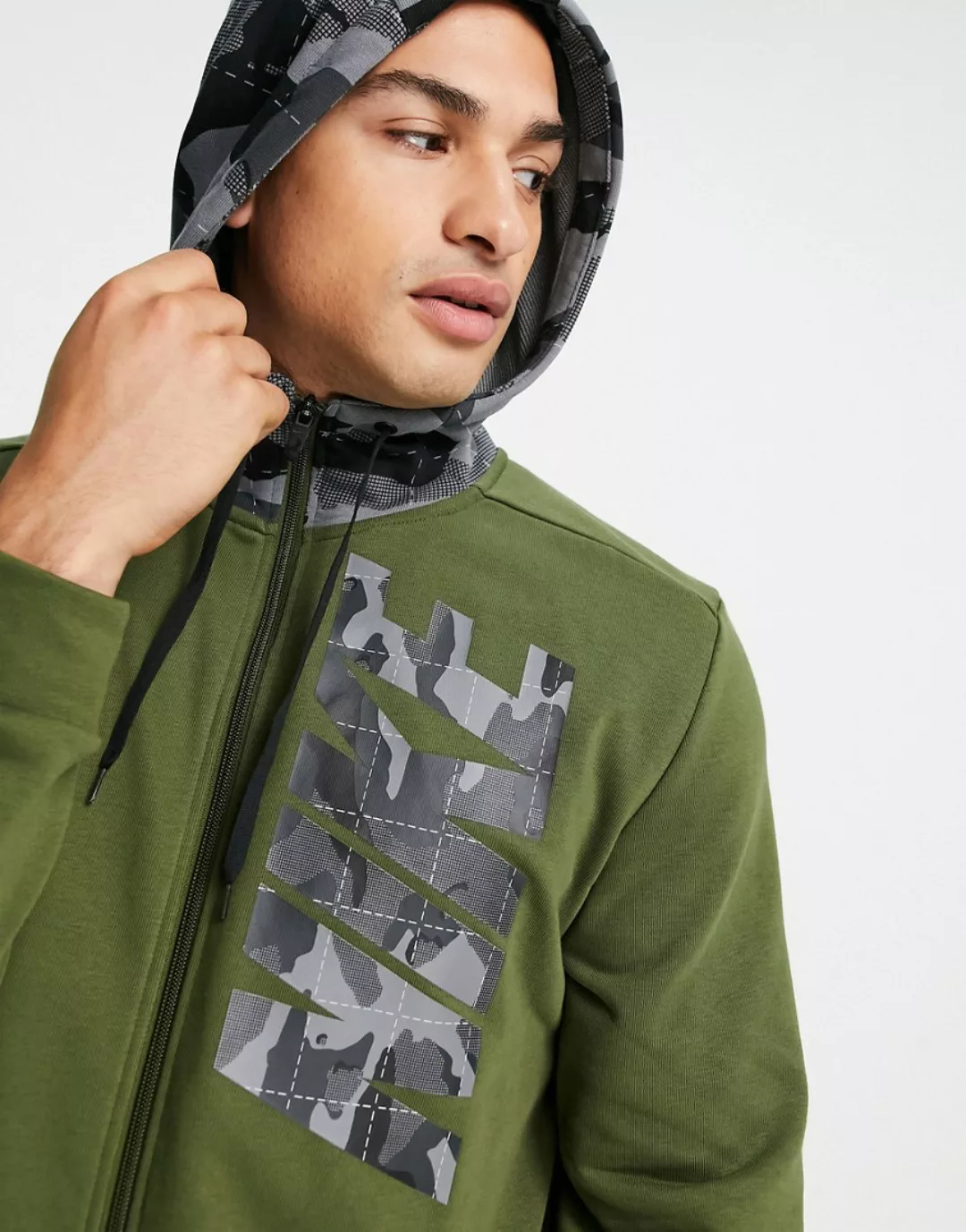 Nike Training – Camo – Sweatjacke in Khaki mit Reißverschluss-Grün günstig online kaufen