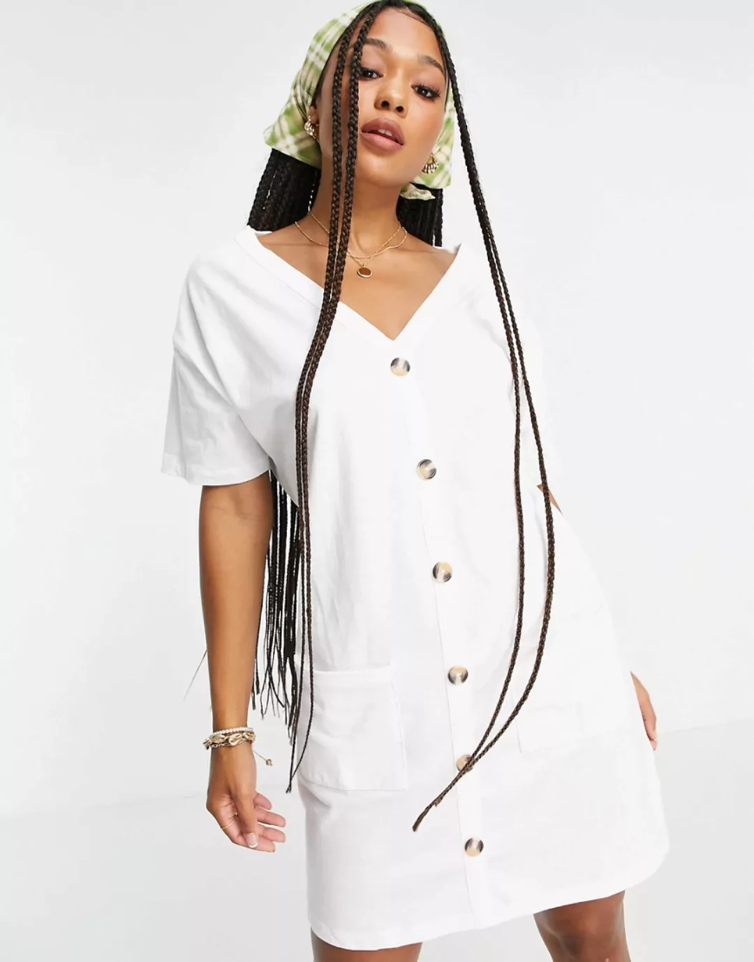 ASOS DESIGN – T-Shirt-Kleid mit Knopfleiste in Weiß günstig online kaufen